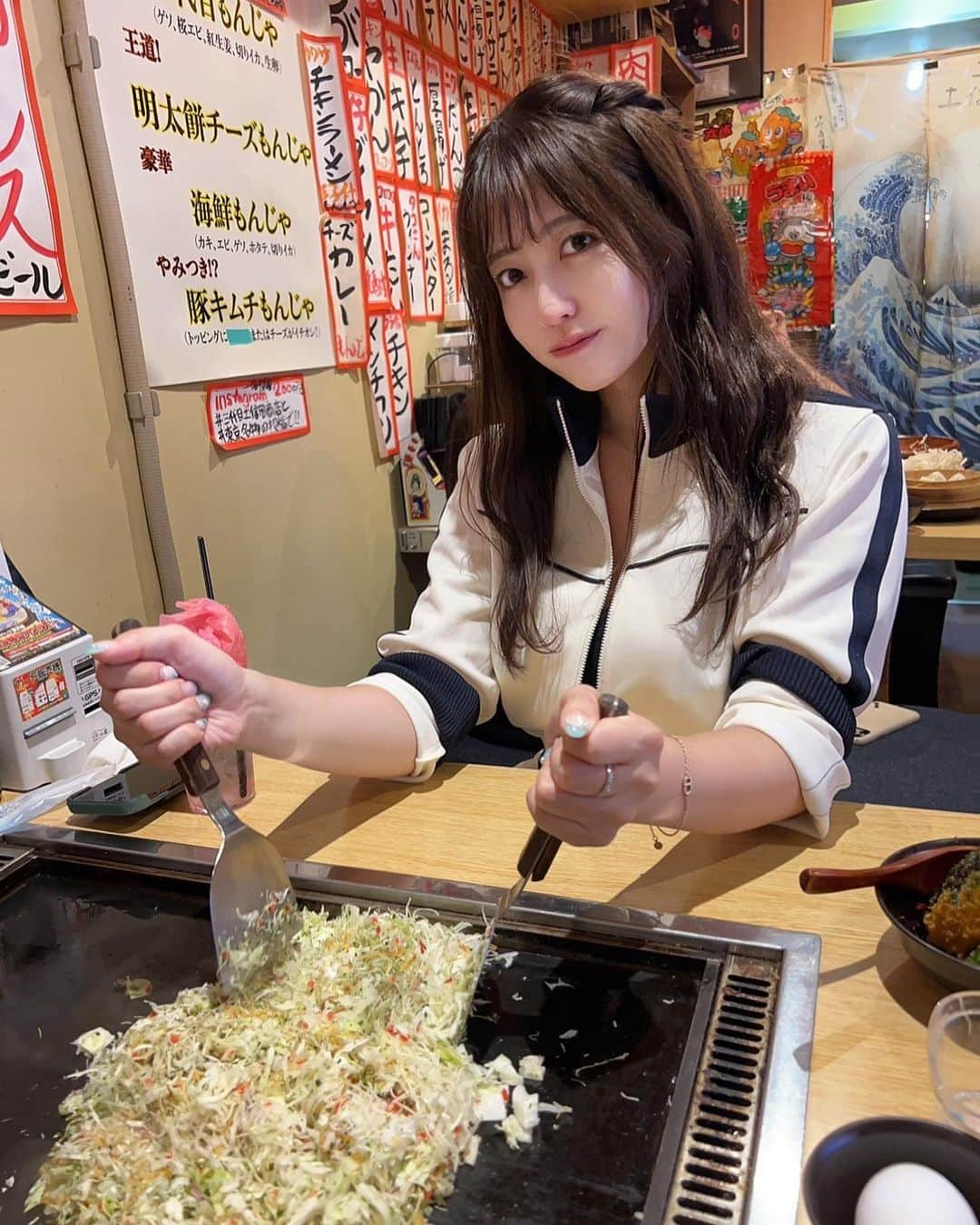 璃乃のインスタグラム：「三代目土信田商店さんでもんじゃ食べた💕🫶 食べたのは三代目もんじゃ✨ オススメはこのコロッケの入ったポテトサラダ🩷（写真2枚目）  飲み物はガリサワーらぶ😊 4枚目は紅生姜サワー🫶  この投稿を見た✨で 単品メニューご注文のお客様は 新鮮レバーまたは豚トロまたはお飲み物のいずれか。 全てのメニュー食べ飲み放題コースのお客様は ３０分（550円）延長を サービスしてくれるらしい😊 みんな行ってみて💕  PR @sandaimetoshida #東京名物 #九段下グルメ #水道橋グルメ #飯田橋居酒屋 #神楽坂居酒屋 #九段下居酒屋 #水道橋居酒屋」