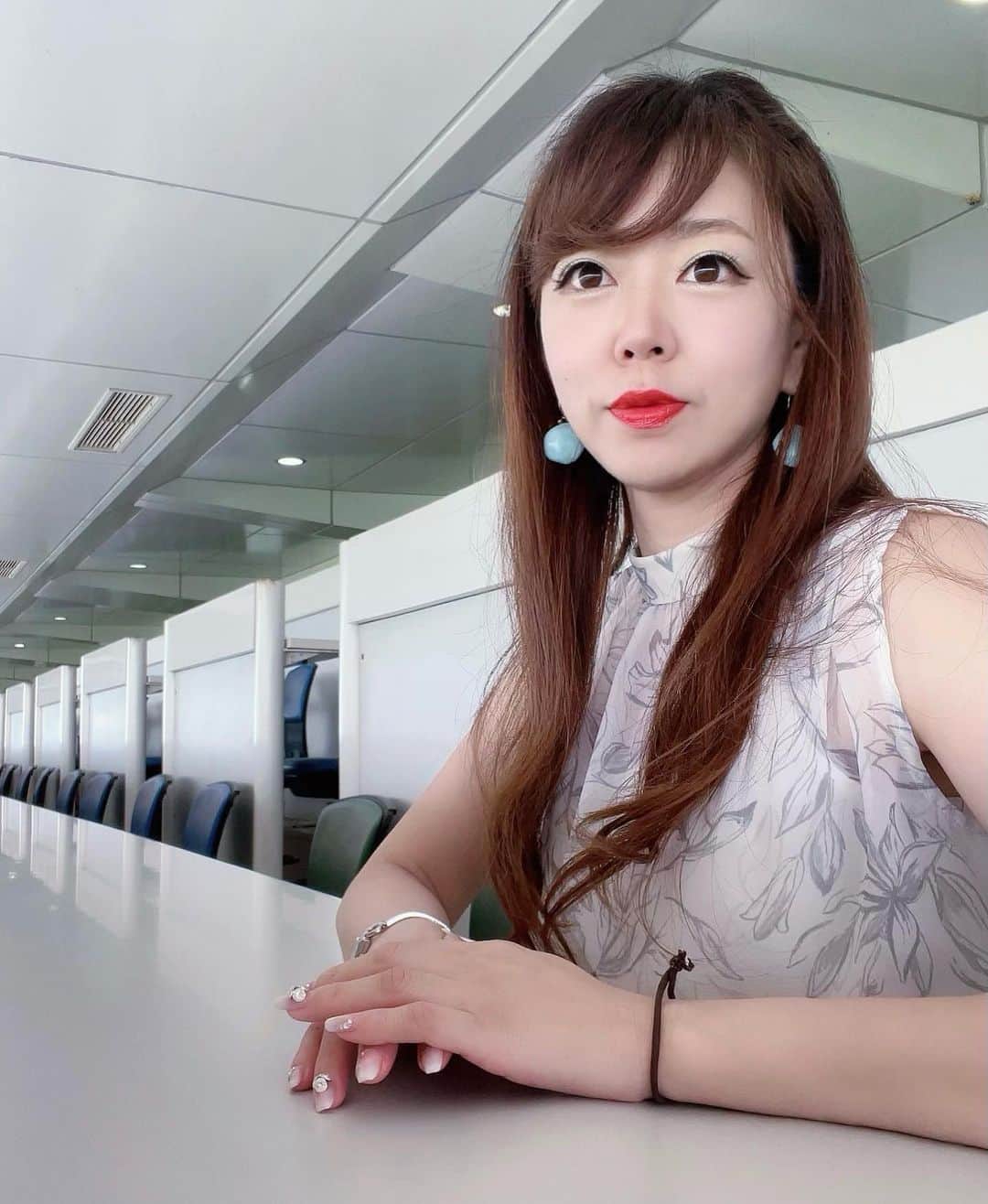 柴田幸子のインスタグラム：「🎤🐎🫧  ＼初心者向け🔰競馬教室／  GⅠスプリンターズステークス＠中山競馬場  今回も先生は調教捜査官の井内利彰さん☝🏻 そしてAWAKEコンビでのイベントでした🎤✨  GⅠ開催ということで 場内の盛り上がりも素晴らしかったな👏🏻  井内さんの説明がホントにお上手だから 4回目にして柴田もまぁまぁこなれてきたよーな そんな訳もないよーな🙈笑  競馬新聞の見方もなんとなーく分かってきたし （初歩のところね。笑）  一応 複勝に3馬ずつ選べば毎レース1馬は当たるから 見るのも楽しいわけです〜😏🙌🏻  今日は初めて 3馬選んだ中で2馬が！3着以内に入ったから まぁテンション上がったのだけど⤴️、、、  トータルで見ると−500円🤣🤣🤣  500円で1日遊べるんだから 安いもんだと思ってますけども。笑  いつか取り返すことを目標に😏👍🏻  今日も「泣き真似 頑張ってください！」 てお声がけいただきまして🤣  今週の猫八師匠の🐓試験、、頑張らねばー。笑  AWAKErの皆さんにお会いできて 嬉しいお時間でした😌🙏🏻🫧  ※お弁当🍱▶︎前回はお魚🐟で今回はお肉🍖  #アナウンサー #フリーアナウンサー #radio #ラジオ #イベント #競馬 #競馬女子 #競馬初心者  ・ ・」