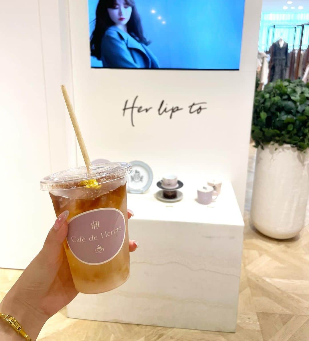 伊藤小春のインスタグラム：「#herlipto のフィッティングイベント🤎 ⁡ 小学生の頃から大好きでずっと憧れの存在の小嶋陽菜さんをお見かけしたのに、ドキドキしすぎてまともに見ることすら出来なかったよ、、情けない😇笑 ⁡ ⁡ ⁡」