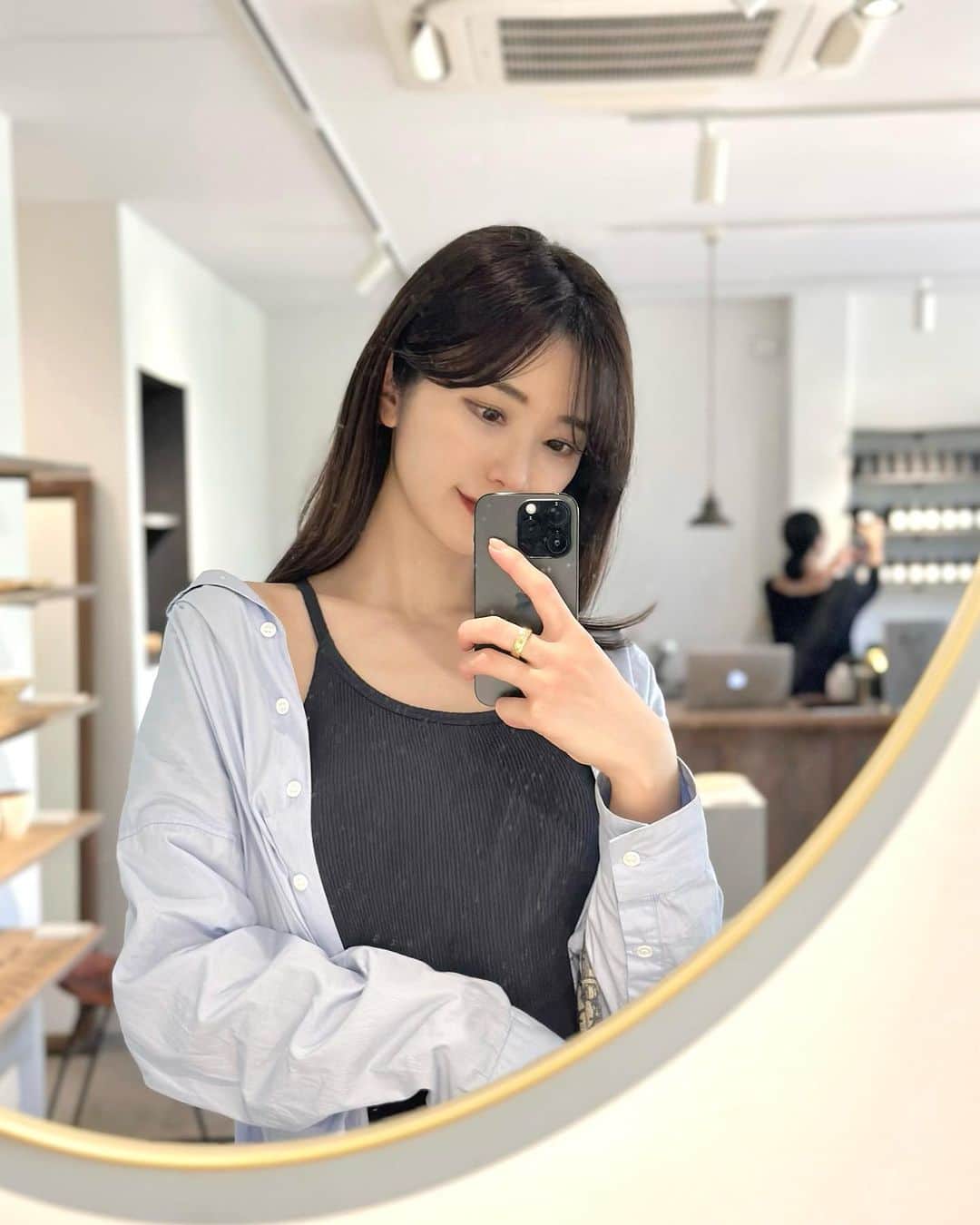 のインスタグラム：「new haircolor🤎 色を少し落ち着かせてみました✨ すごくお気に入り☺️ 相田さんいつもありがとう👏 そして髪の毛けっこう伸びてきて嬉しい!! この冬はロングでスタイリングしたいのです🙋  #haircolour#hairstyle」