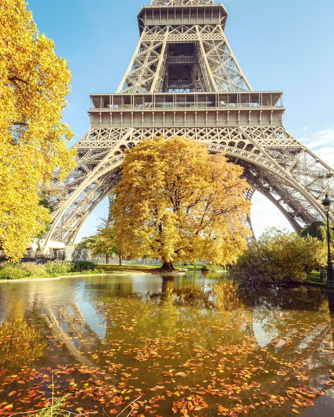 VuTheara Khamのインスタグラム：「Autumn in Paris 🍁🍂 . #paris #fall #autumn #love」