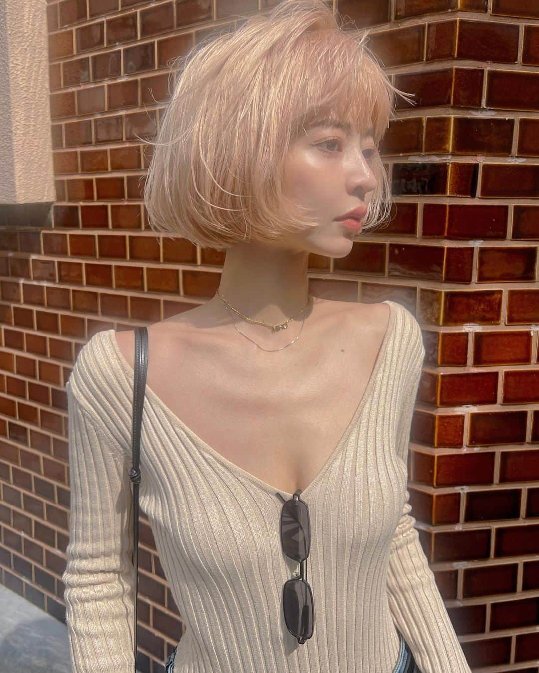 梅村実帆のインスタグラム：「Hi October 👩🏻‍🦰🤎🍂 気分転換に髪を巻いて🌀、ニットも着てみたけど滝汗😅 秋はいつくるのかね~？😗」