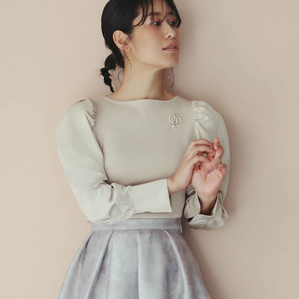 celford_officialのインスタグラム：「【COLUMN】 ⁡ 〜透明感のある女性を演出したいなら〜 ⁡ 淡い色味で優しく透明感のある表情に魅せる コーデを作ってみました。 ⁡ スカートは大胆ながら遠目からは無地見えする 水彩タッチのプリントにオーガンジーを重ねて。 ⁡ トップスは肩のデザインとタフタ袖で可愛さを 味付けをした着心地抜群のニットトップスです♪ ⁡ knit ¥14,300 skirt ¥27,500 ◆どちらも発売中 ⁡ オンラインから是非ご覧下さい。 ⁡ Height:165cm Size:36 ⁡ ⁡ #CELFORDAW23 #celford #セルフォード」