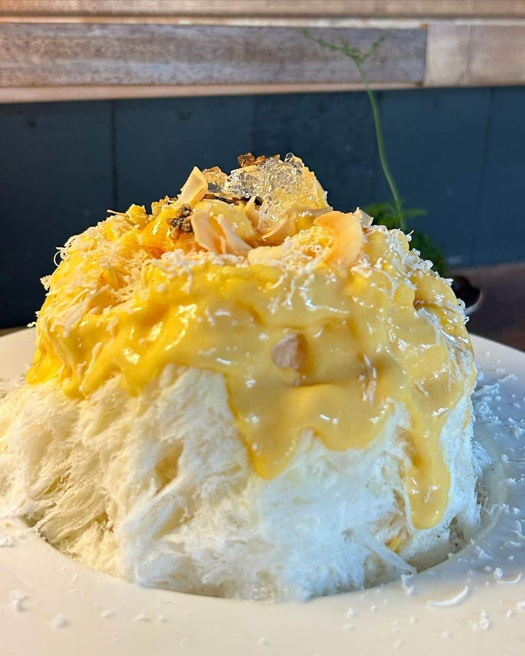 渚志帆さんのインスタグラム写真 - (渚志帆Instagram)「新高円寺『フウリン堂』さん🍧  ＊イチジクとリンゴのシロップ ブルーチーズソース 少しバルサミコとペコリーノ ＊バターナッツカボチャとたまねぎ 少しアボカドピューレ ＊カシスオレンジ レモンツリーのパンナコッタとグレープフルーツ  久しぶりにフウリン堂さん！ 予約制になって行きやすくなりました🍀 相変わらず情報量が沢山な氷ちゃん達でメニュー決めるのに悩みました😂 イチジクとリンゴのシロップ🍧 ビジュアルが赤ピンクな感じでめちゃ可愛い🌈 ベースがブルーチーズソースに酸味のあるリンゴソースにとろっとしたイチジク素敵✨ ブルーチーズの香りも堪らんね😋 ぷるっぷるリンゴゼリーの食感と中のサクサクパイの食感が噛んでて美味しい楽しい気分ルンルン🎵 ブルーチーズを合わせるのって一見難しそうと思うけど、こんな美味しくマッチしちゃうなんて感動🥹✨✨ ペロリン！美味しかった！！！ フウリン堂さんの玉ねぎ使ったメニュー🧅 今回はバターナッツとカボチャとたまねぎ🍧 からの少しアボカドピューレ。 うん、情報量多い！笑 フウリン堂さんの氷ちゃんはとにかく香りが香ばしい！！！ かぼちゃソースにレモンジュレ、パラパラナッツ！ 表面が塩っ気ある味わいで軽い口当たり🍀 優しいバターナッツとかぼちゃの甘さ、玉ねぎのコクが香ばしい！✨ 中のアボカドがねっとりと柔らかくてとてもクリーミー🤤 色んな味わいが一気に楽しめちゃう素晴ら氷ちゃんでした🍧✨ 私がメニューに迷っていたら店主さんがオススメしてくれたカシスオレンジ🍊 カシスソースとオレンジソースにグレープフルーツ果肉、レモンジュレでいかにもカシスオレンジや〜！！！ オレンジソースが濃厚爽やかでピンクグレープフルーツの甘さもあり、ピリッとくる酸味がちょうど良い！ 中のぷりっぷりふわっふわパンナコッタがクリームチーズ感あってカシスソースと混ざって美味しすぎる！！！ ガツンときたはっきりした味て食べ応えあって大満足😋！ 終始ずっと美味しいの連続でした！ ご馳走様でした🙏✨」10月2日 20時00分 - totsuka_ruu