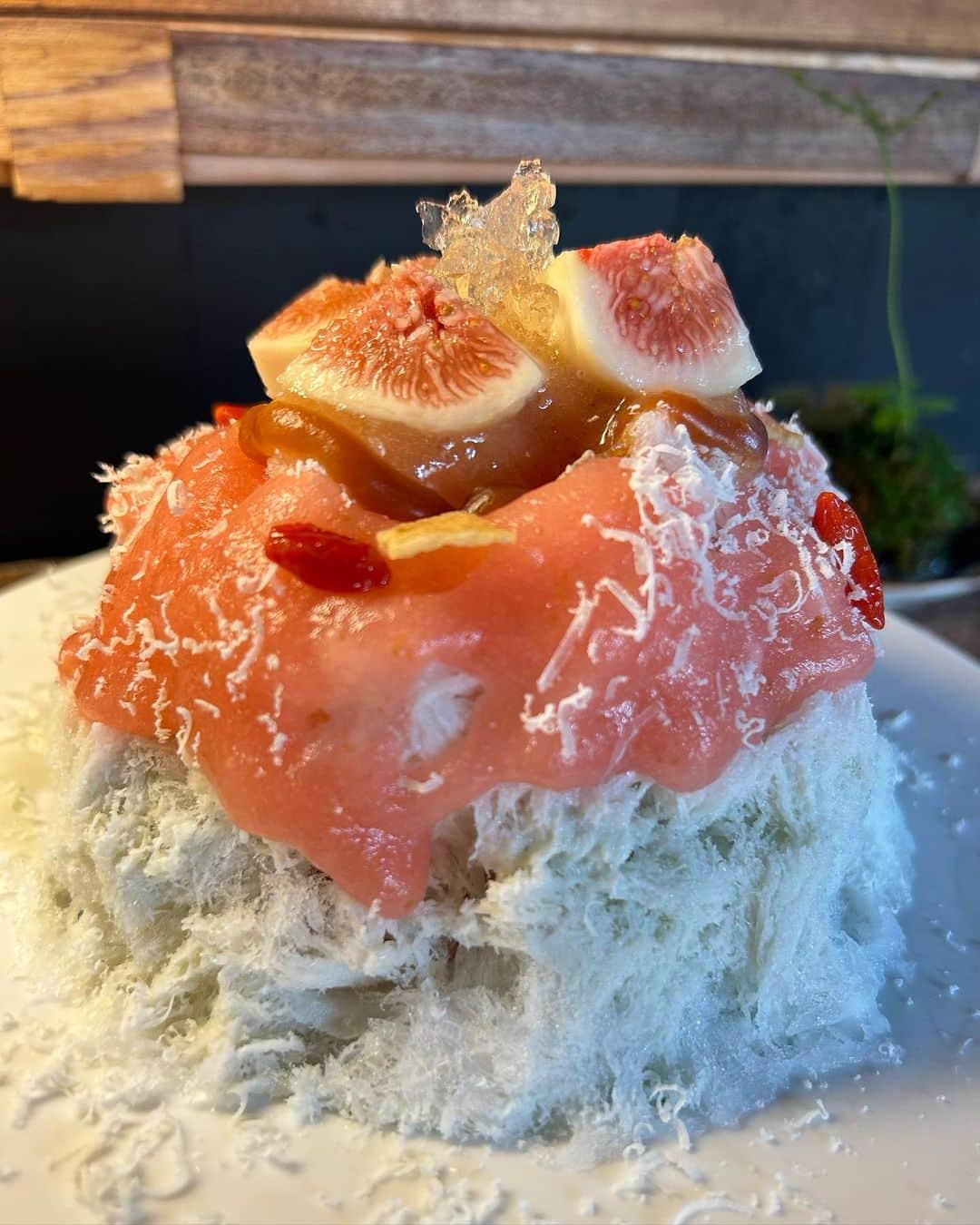 渚志帆さんのインスタグラム写真 - (渚志帆Instagram)「新高円寺『フウリン堂』さん🍧  ＊イチジクとリンゴのシロップ ブルーチーズソース 少しバルサミコとペコリーノ ＊バターナッツカボチャとたまねぎ 少しアボカドピューレ ＊カシスオレンジ レモンツリーのパンナコッタとグレープフルーツ  久しぶりにフウリン堂さん！ 予約制になって行きやすくなりました🍀 相変わらず情報量が沢山な氷ちゃん達でメニュー決めるのに悩みました😂 イチジクとリンゴのシロップ🍧 ビジュアルが赤ピンクな感じでめちゃ可愛い🌈 ベースがブルーチーズソースに酸味のあるリンゴソースにとろっとしたイチジク素敵✨ ブルーチーズの香りも堪らんね😋 ぷるっぷるリンゴゼリーの食感と中のサクサクパイの食感が噛んでて美味しい楽しい気分ルンルン🎵 ブルーチーズを合わせるのって一見難しそうと思うけど、こんな美味しくマッチしちゃうなんて感動🥹✨✨ ペロリン！美味しかった！！！ フウリン堂さんの玉ねぎ使ったメニュー🧅 今回はバターナッツとカボチャとたまねぎ🍧 からの少しアボカドピューレ。 うん、情報量多い！笑 フウリン堂さんの氷ちゃんはとにかく香りが香ばしい！！！ かぼちゃソースにレモンジュレ、パラパラナッツ！ 表面が塩っ気ある味わいで軽い口当たり🍀 優しいバターナッツとかぼちゃの甘さ、玉ねぎのコクが香ばしい！✨ 中のアボカドがねっとりと柔らかくてとてもクリーミー🤤 色んな味わいが一気に楽しめちゃう素晴ら氷ちゃんでした🍧✨ 私がメニューに迷っていたら店主さんがオススメしてくれたカシスオレンジ🍊 カシスソースとオレンジソースにグレープフルーツ果肉、レモンジュレでいかにもカシスオレンジや〜！！！ オレンジソースが濃厚爽やかでピンクグレープフルーツの甘さもあり、ピリッとくる酸味がちょうど良い！ 中のぷりっぷりふわっふわパンナコッタがクリームチーズ感あってカシスソースと混ざって美味しすぎる！！！ ガツンときたはっきりした味て食べ応えあって大満足😋！ 終始ずっと美味しいの連続でした！ ご馳走様でした🙏✨」10月2日 20時00分 - totsuka_ruu