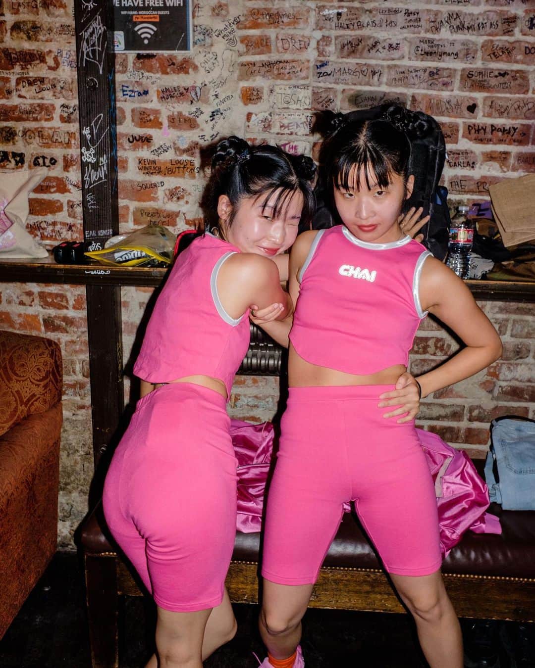 マナさんのインスタグラム写真 (マナInstagram)「我々はツアー中ピカ♡ 新しい衣装は伸びが良く Neo kawaiiピカ⭐︎ 靴も