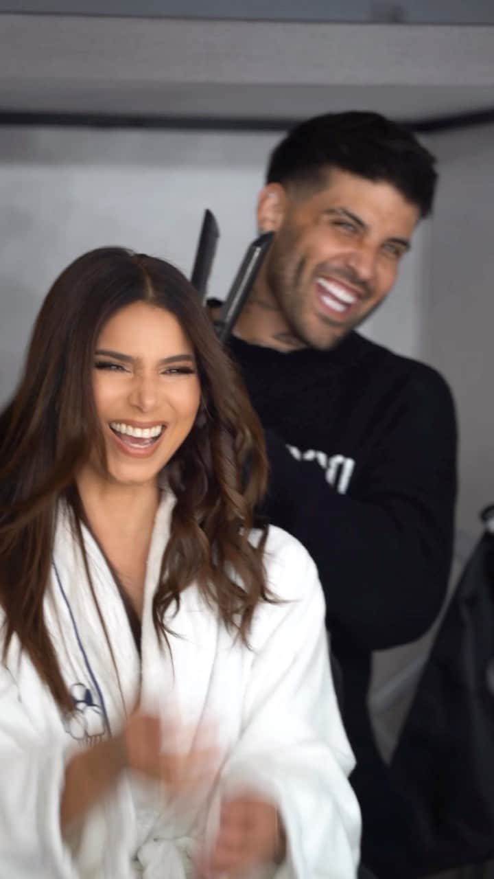 ロゼリン・サンチェスのインスタグラム：「Se trabaja pero se goza!! Thanks @geraldstylist for the beautiful glam! Y gracias a todo mi equipo de trabajo por consentirme y vivir esta gran locura que nos encanta llamada @miraquienbaila   Hoy estrenamos!! No se lo pierdan a las 7pm/6C por Univisión!  Lots of photos and videos coming soon 💕🫶  #miraquienbaila #AMORAMOR」
