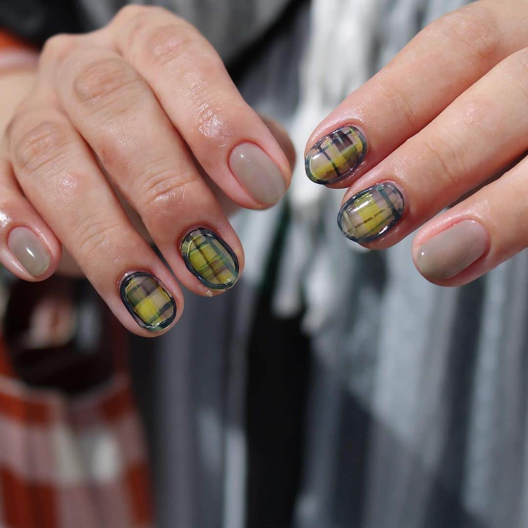 gracenailfactoryのインスタグラム：「new designより  かわいい〜😍  #秋チェックネイル  #チェックネイル   @gracenailfactory_rikako   ______________________ 《grace'nail factoryのこだわり》  ✔︎design policy ネイルは一番身近な芸術 お客様の満足、感動、好奇心を満たす、オリジナルアートのクリエイションにつとめております  ✔︎育爪policy お爪本来の力を育つよう 丁寧なケア、爪質改善のためのアプローチを行なっています  ・アセトン不使用（当店オフの場合」 ・フィルイン ・ウォーターケア付き ・お爪周りの角質ケア  お爪の健康を大切にしていきたい方 、爪質改善を求めている方、ジェルネイルの持ちを良くしたい方に 喜ばれています  ✔︎おもてなしpolicy お客様が【ここへ来たら元気になれる】と喜んでいただけるような〝心〟ある空間づくりを大切にしています  ✔︎エシカルへの取り組み 人への影響だけではなく、地球環境に配慮した良質な商材選びにこだわっています  ——  @gracenailfactory   大阪市西区南堀江1-21-9 南堀江ビル2階  ☞堀江公園のすぐそば ☞レンガ色の入り口  定休日/木曜日 平日10:00-18:30（最終受付） 土日祝11:00-18:30（最終受付）  #堀江ネイル　#マグネットネイル大阪 #大阪ネイルサロン #ウォーターケアのあるサロン  #育爪ネイルサロン  #フィルイン大阪 #個性派ネイル大阪 #カジュアルネイル大阪 #南堀江ネイルサロン #堀江ネイル #ニュアンスネイル大阪  #フットネイル大阪 #インクアート大阪  #ミラーネイル #大人カジュアルネイル #ネイリスト採用大阪 #巻き爪ケア大阪 #네일 #泡ネイル #バブルネイル #ネイリスト求人大阪 #秋ネイル #nail」