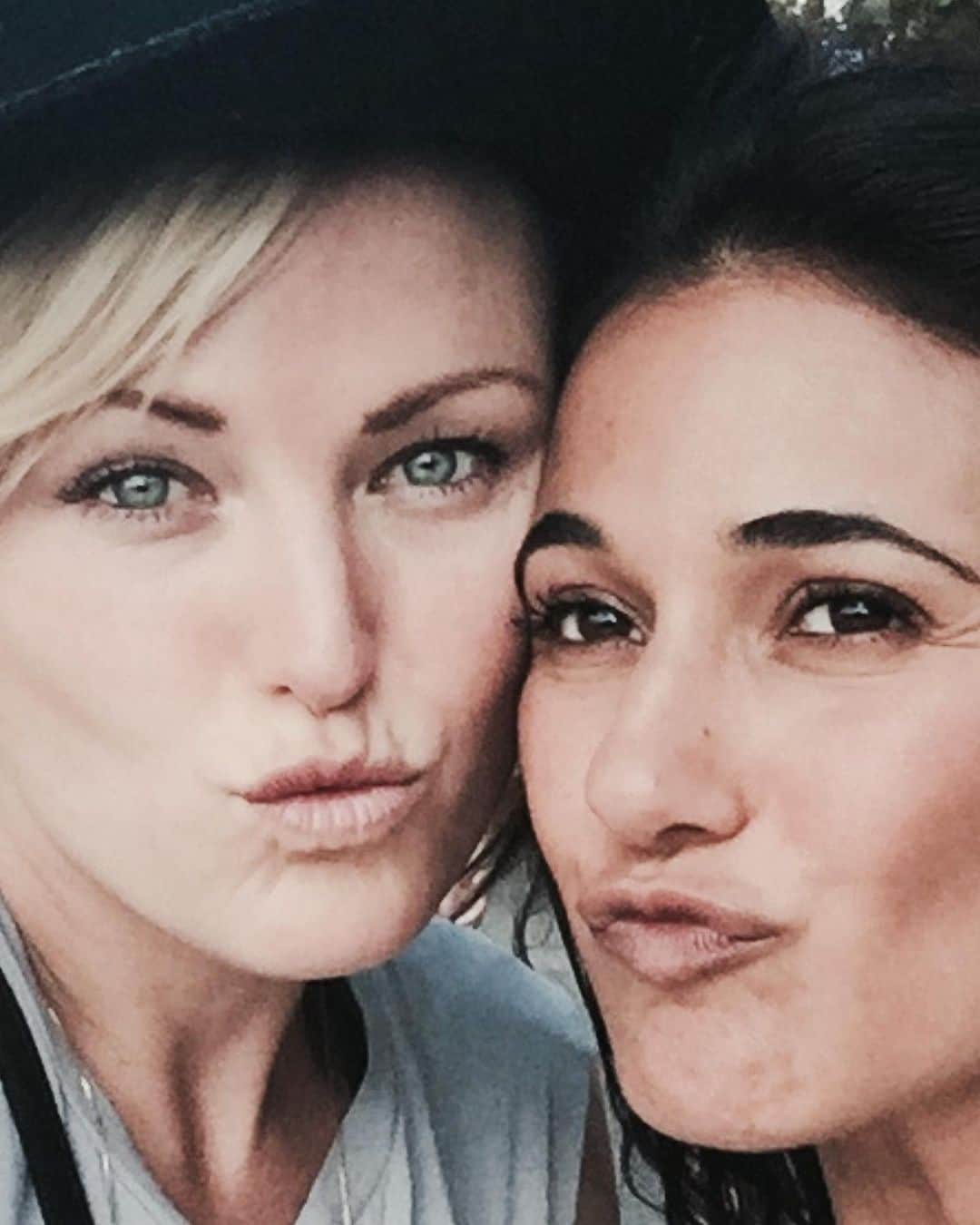 マリン・アッカーマンのインスタグラム：「Look what popped up on my phone @echriqui ♥️💫 #friends」