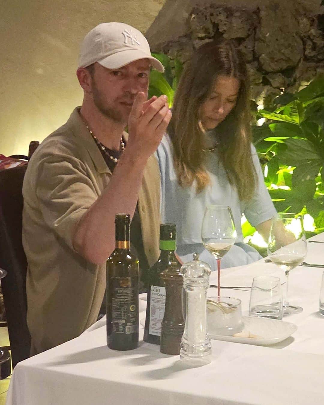Just Jaredさんのインスタグラム写真 - (Just JaredInstagram)「Justin Timberlake and Jessica Biel were spotted out for a dinner date in Rome on Saturday night following Justin's appearance at the Ryder Cup! Head over to JustJared.com for more photos! #JustinTimberlake #JessicaBiel Photos: Backgrid」10月2日 6時59分 - justjared