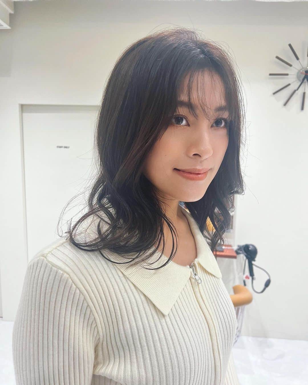 北村沙織のインスタグラム：「＊  ヘアメンテナンスに行ってきました！ 今回は秋っぽいマロンみたいな色でって お願いしたら「プラチナマロン」の色に🌰  @jil_blan_koya さんありがとうございます！  #秋カラー #マロンカラー #ヘアメンテナンス #南青山美容室 #ミディアムヘア  #セミロング」