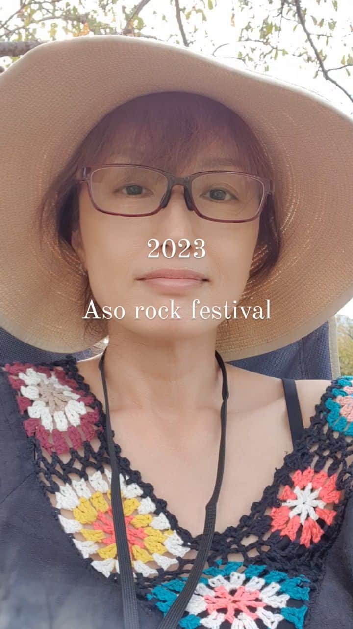 井上晴美のインスタグラム：「女優の日常  2023 Aso Rock Festival  初のCoccoちゃんの生歌聴けた  泣けた、😭  デビューの時から大好きで💞  やっとやっと行けた  いい時間でした  ちょっと新しい発見もありました  #C&K  ノリノリもあってバラードでもしっとり聴かせていただいてヨカッタ😍  野外でLIVEはいいね🎊  #aso #cocco  #c&k #熊本 #festival #music #南阿蘇  #live」