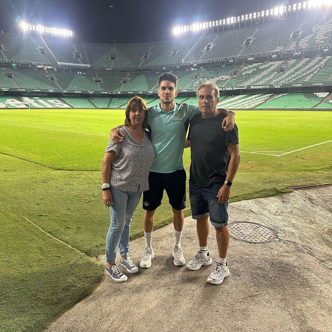 マルク・バルトラさんのインスタグラム写真 - (マルク・バルトラInstagram)「150 partidos con el Real Betis! No puedo estar más orgulloso de pertenecer a esta familia. Otra gran noche en el Villamarín, partidazo de todo el equipo! MUCHO BETIS!!! 💚」10月2日 7時13分 - marcbartra