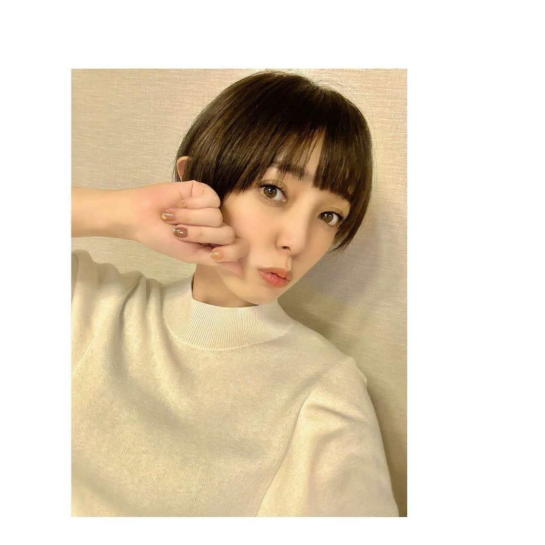 佐藤聡美のインスタグラム：「* * *  髪を切ってもらうとき 「なんだか、行ける気がするー！」 ってなるのそろそろ卒業したいです。ふふ。  佐藤さん、そろそろ 「もう気持ちやっちゃってください！」 って必ず言うのやめてもろて🥹（学ばない。）  * *  でも、今回は前髪もう少し いっちゃいたい感じもありました。←  * *  あと、ネイルを秋っぽくしてもらったのです。 紅茶みたいな色味で、とてもラブ♡  そんなこんなで、短くしたよ！がはは！！  多分、今この家で1番髪が短いのはわし🙂  * * * *  #ショート #ショートヘア  #短すぎた  #🙂 #でも #前髪は #もう少し短くしたかった #🥹 #近年稀に見る  #佐藤聡美 の #ドヤ顔」