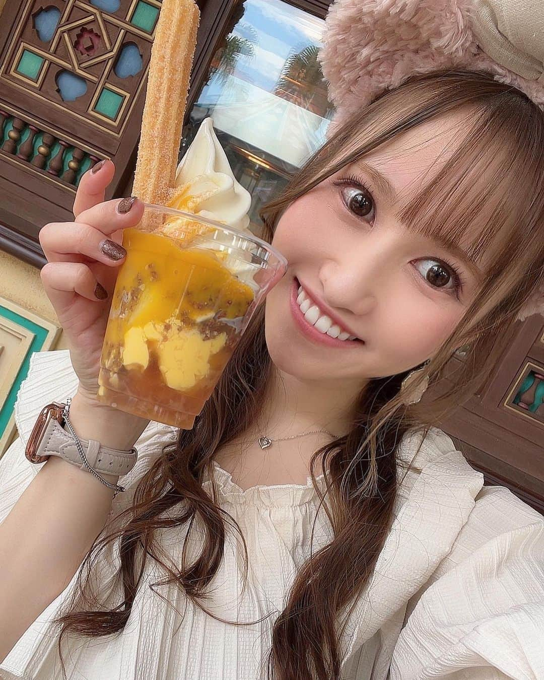 白宮奈々さんのインスタグラム写真 - (白宮奈々Instagram)「. おはようございますっ！！ . 先日、久しぶりに丸1日 何も入っていないお休みができたので、 #ディズニーシー へ行ってきましたっ❤️ . 最近、ディズニーのハロウィンCMを見るたびに 行きたい！っとなっていたので、 行けてめちゃくちゃ嬉しかったです🎃✨ . . 自撮り写真が、本当にこの2枚しかありませんでしたが…😆w . しかも、両方アイス🍨 . 1人で全部食べたわけではないですよ🤣 シェアしながらいただきましたw . 久々のディズニーだったし、 ハロウィンだったしで 本当に楽しい時間でしたっ❤️ . もう既にクリスマスシーズンのディズニーに 行きたい！！ってなってます😆 . 今年もう一回行けると良いなぁ❤️w . . 余韻に浸りながら、 今日もお仕事頑張りますっ୧⃛(๑⃙⃘⁼̴̀꒳⁼̴́๑⃙⃘)୨⃛ . . . . #ミスFLASHグランプリ  #ol女子 #オフィスカジュアル  #働く女性 #てぃっくとっく  #広報 #sns #tiktok  #童顔女子 #低身長女子 #低身長  #低身長コーデ #かわいいものが好き #ファッション #ファッションコーデ  #ヘアアレンジ #ヘアスタイル  #ディズニー #ダッフィー #シェリーメイ  #ハロウィン #ハロウィンディズニー」10月2日 7時22分 - shiromiya_nana