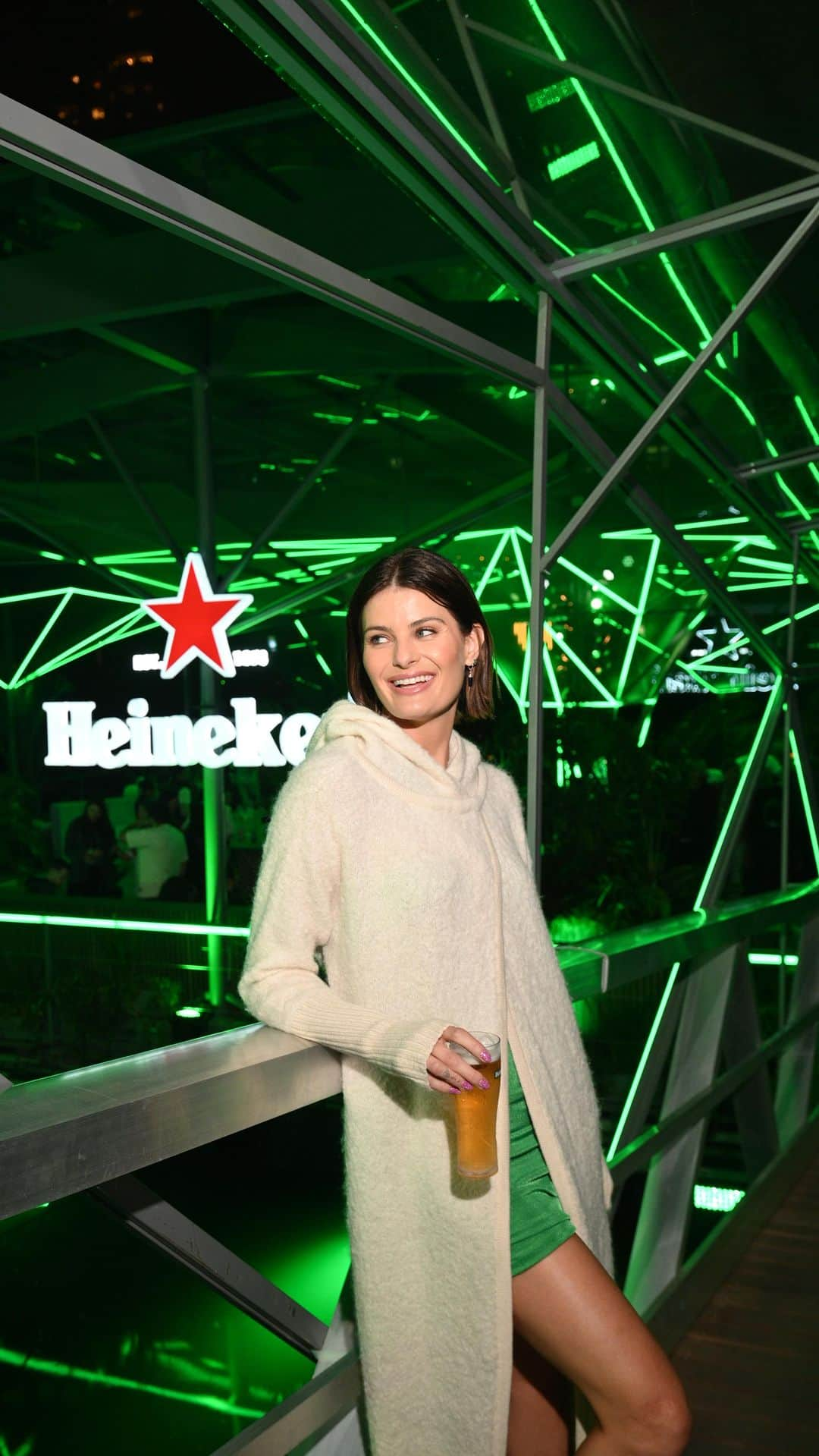 イザベリ・フォンタナのインスタグラム：「A convite da @heinekenbr eu fui conhecer o floating bar que é uma experiência irada ! O mais bacana disso tudo é que toda a renda vai ser revertida em ações para beneficiar o rio Pinheiros e contribuir para um futuro sustentável 🌳 💚Boraaaaa fazer história !!!  #HeinekenFloatingBar #GreenYourCity #apreciecommoderação #publi」