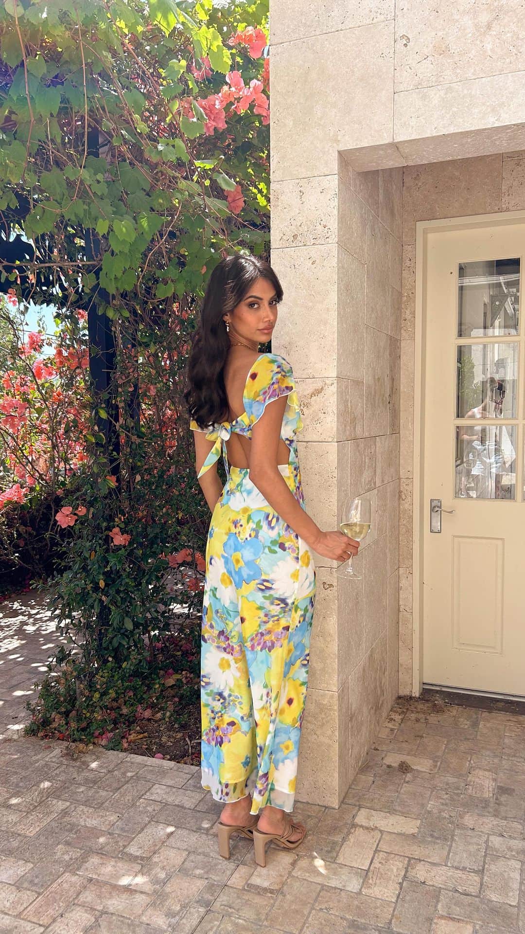 Beginning Boutiqueのインスタグラム：「From fit to finish in one of our stunning pieces from our upcoming Wedding Guest Collection, Save the Date 👰🏼✨ The Raymi Blue Floral Chiffon Maxi Dress launches tomorrow, 8AM AEST / 3PM PST!」