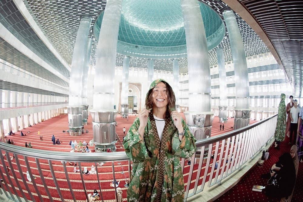 Tomoyaさんのインスタグラム写真 - (TomoyaInstagram)「ただいま✨☺️   ジャカルタで人生初のモスクへ🕌 想像を遥かに超える広さ。 荘厳、というよりは、どこかアットホームな雰囲気も感じました 流れる空気が気持ちよかった👏  @ruihashimoto 📸   #masjid #mosque #istiqlal  #🕌 #dayoff」10月2日 7時18分 - tomo_10969