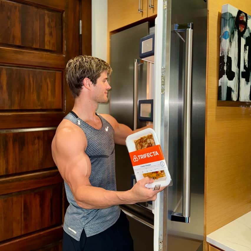 セージ・ノースカットのインスタグラム：「If you’re looking for some good meals, you can’t go wrong with @trifecta   You can choose your meals with my choice through the link in my bio! I’m getting Keto meals right now and they’re great」