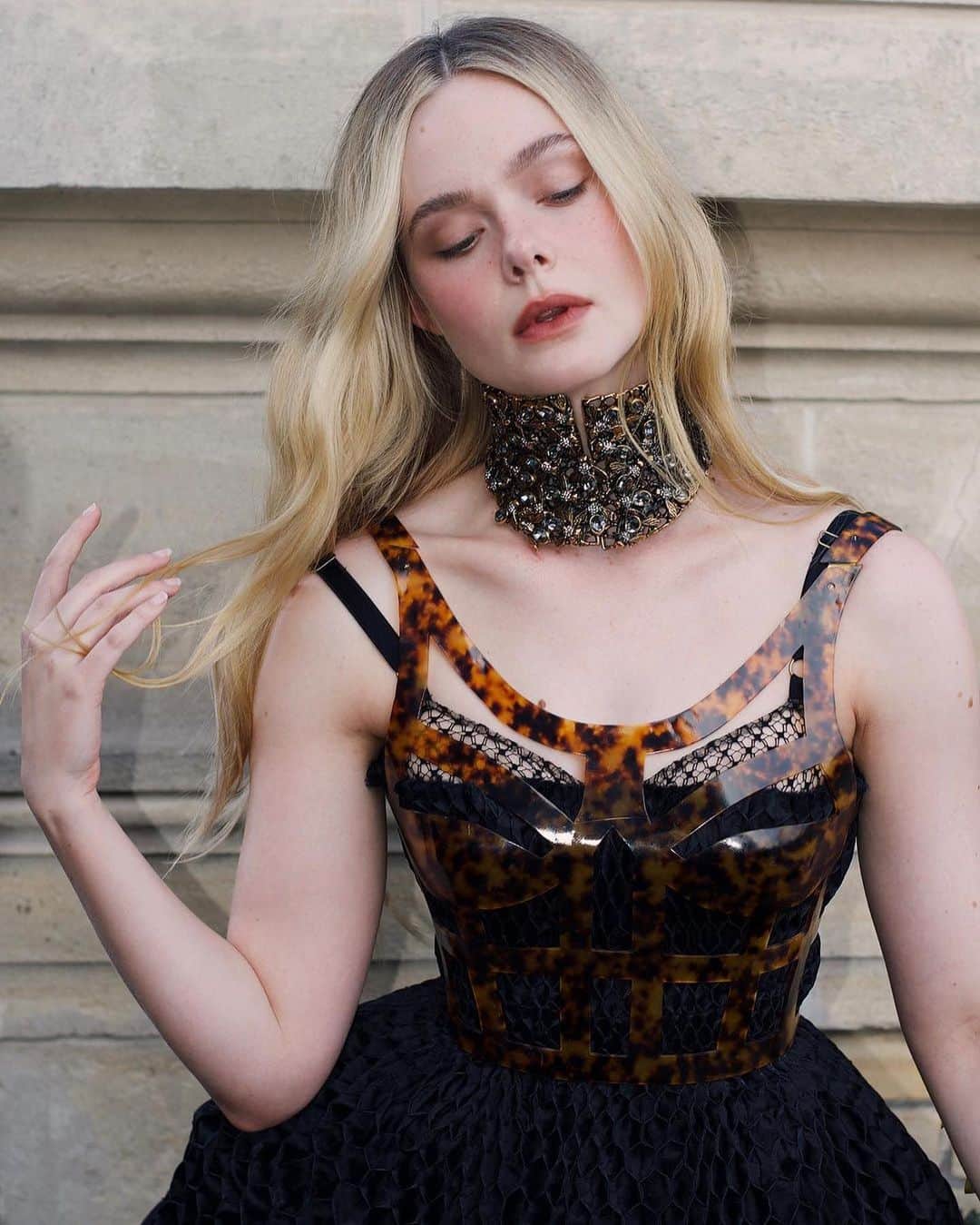 エル・ファニングのインスタグラム：「Sarah Burton you never cease to amaze me with your kindness and out of this world talent. But most of all your kindness. McQueen will miss you and never be the same but I know your butterfly is only just emerging from its cocoon with the creativity we have yet to see. I love you and I loved wearing one of the looks from one of your most unforgettable collections🐝」