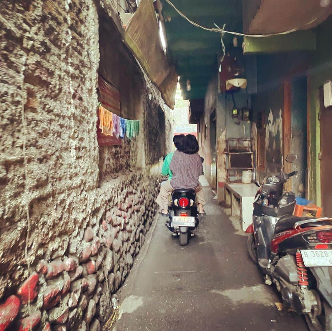 橋本塁さんのインスタグラム写真 - (橋本塁Instagram)「Ketika saya berada di Jakarta, saya pergi ke pusat perbelanjaan lokal dan bersenang-senang berjalan-jalan keliling kota sendirian.  #インドネシア　#indonesia  #jakarta #ジャカルタ　#サウシュー　#soundshooter #luxurydisease  #asiatour  #ワンオク　#oneokrock」10月2日 7時28分 - ruihashimoto