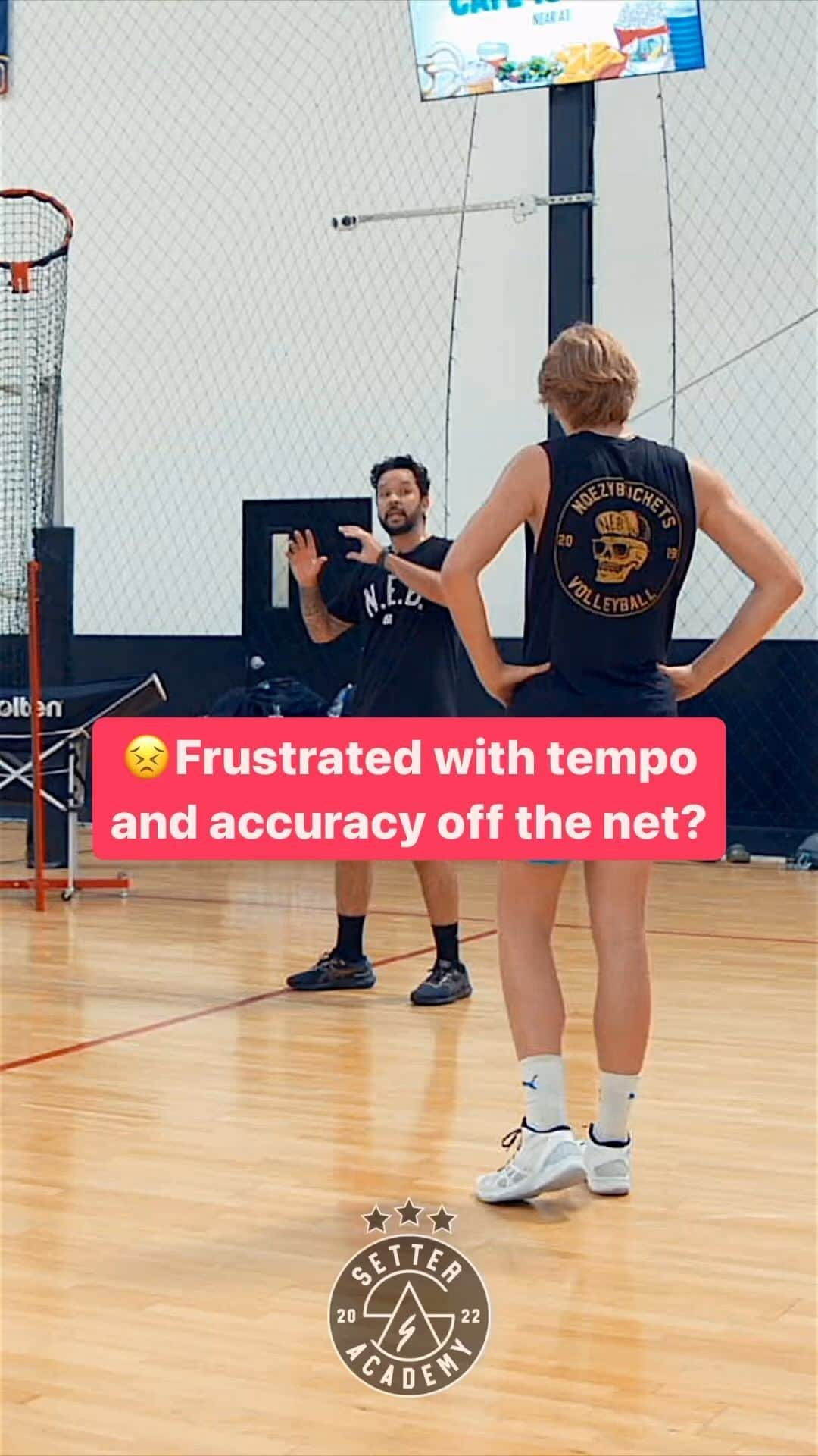 ウィリアム・アルジョナのインスタグラム：「@william_elmago_arjona 🤝 @alex_smits1  ☝🏻 Setter Tip of the Day for more accuracy and tempo, when moving of the net?  Want more? Follow @setteracademy__」