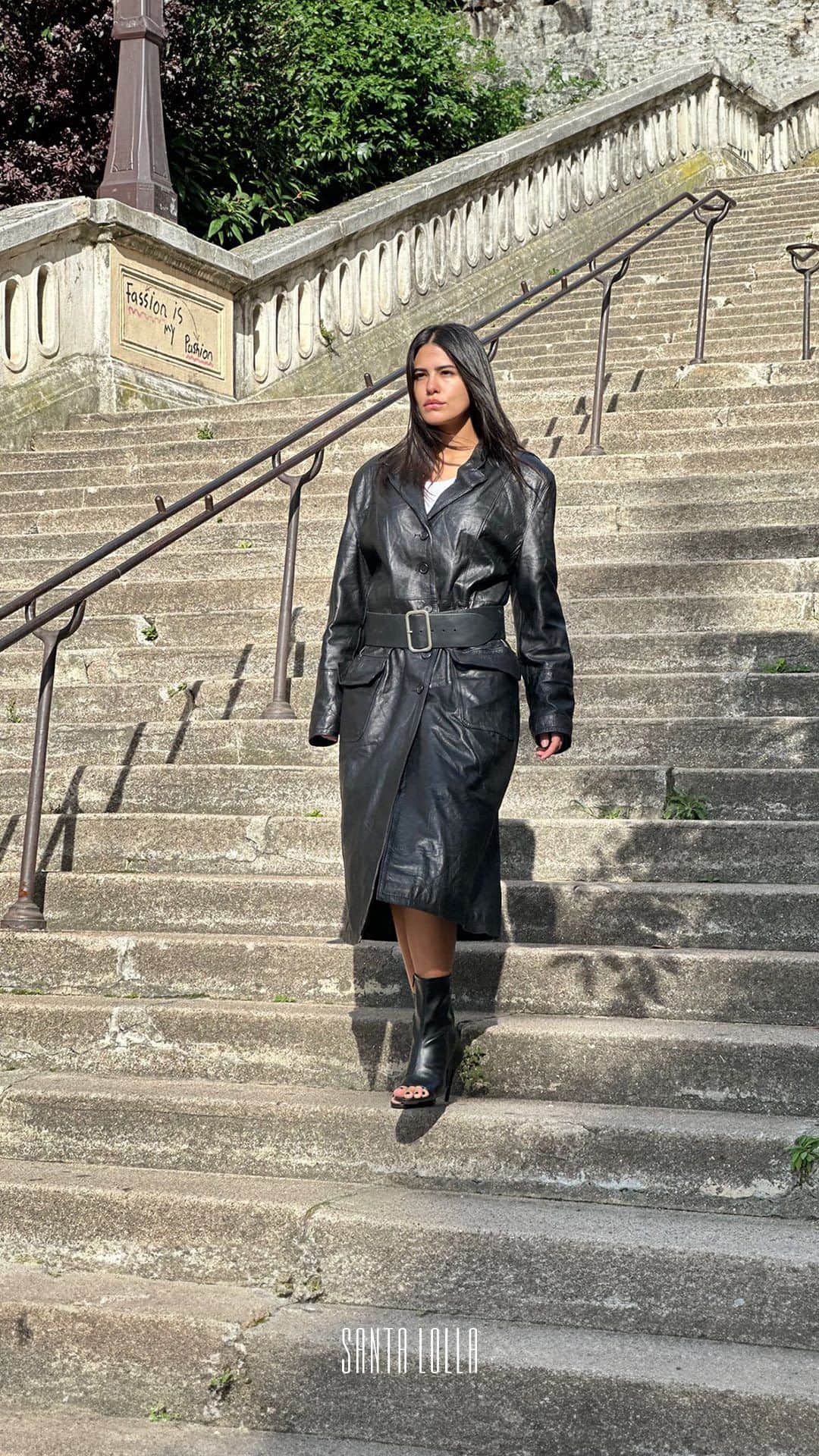 Santa Lollaのインスタグラム：「Sofisticada e cool na medida, a @anttonia arrasou na escolha da nova open boot SL, que teve o seu comeback na cena fashion e desponta como ícone trendy da temporada! #santalolla #santalollaemparis #elasusamSL #GRWM」