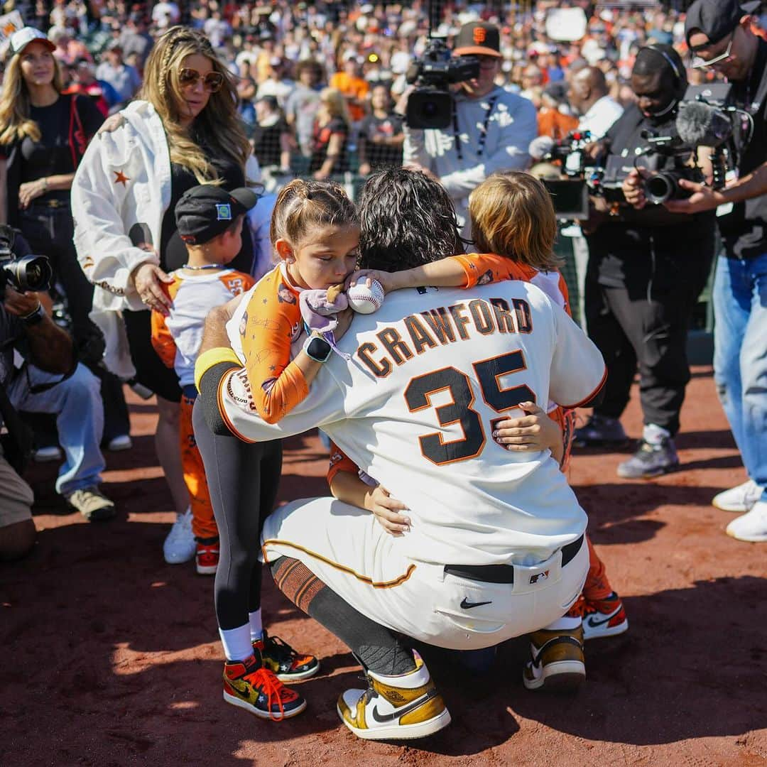 サンフランシスコ・ジャイアンツさんのインスタグラム写真 - (サンフランシスコ・ジャイアンツInstagram)「A moment for Brandon Crawford 🧡」10月2日 7時38分 - sfgiants