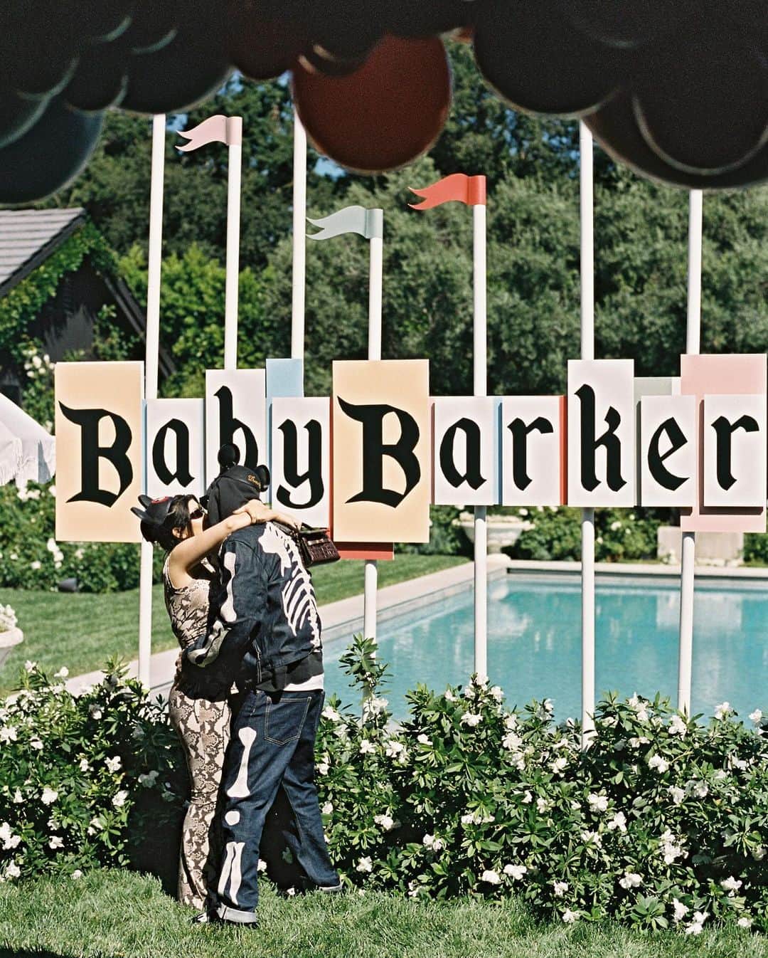 キム・カーダシアンさんのインスタグラム写真 - (キム・カーダシアンInstagram)「Baby Barker is coming 🤍」10月2日 7時38分 - kimkardashian