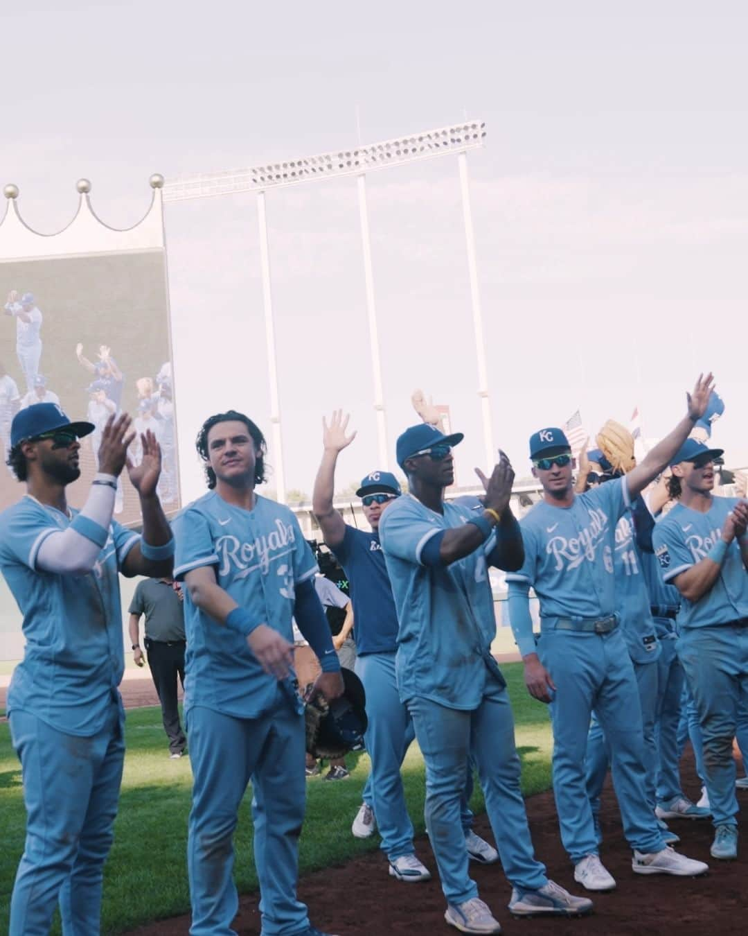 カンザスシティ・ロイヤルズのインスタグラム：「Tipping our cap to you, Royals fans. 👏  Thank you for all of your support and dedication, we can’t wait to be back with our people in our city again. #WelcomeToTheCity」