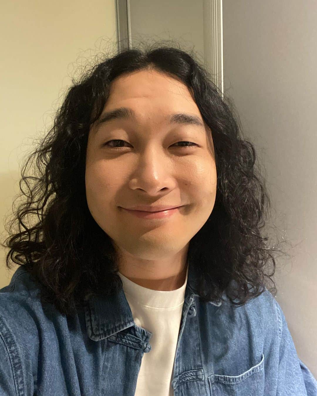 賀屋壮也のインスタグラム：「おはようございます 今日は朝からロケです☺️  #喫煙所 #ヤニ壁」