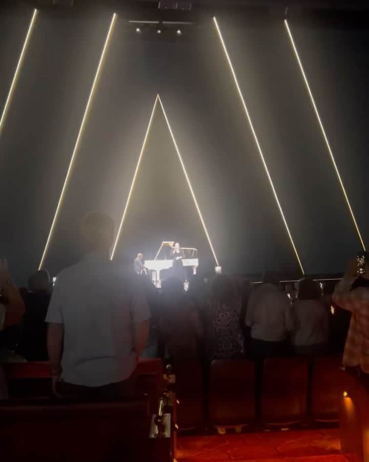 のインスタグラム：「You’re ABSOLUTELY INCREDIBLE @adele!! Simple as that! Pleasure witnessing it live in the flesh! Never Ever to forget! RARE!!! A breath of fresh air, a striking bolt of light and a unfazed humble yet super confident aura!! Continue love and blessings!! 🙏🏾👏🏾👏🏾🙌🏾🤎」
