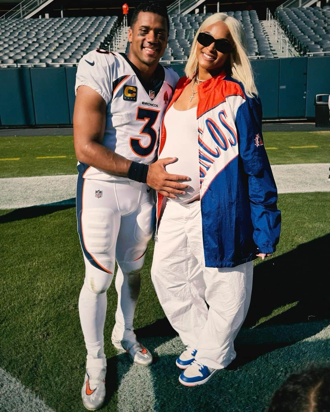 のインスタグラム：「I love you so much. #3 💙🧡🤍」