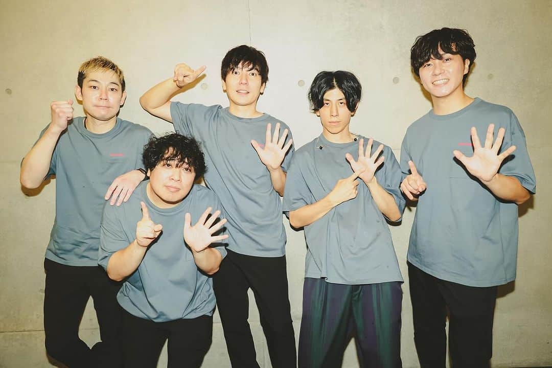 flumpoolのインスタグラム：「. ⁡ #flumpool デビュー15周年 大感謝メモリアルライブ！ 「Unclose 2009」 ありがとうございました!!! ⁡ ⁡ 【𝐒𝐄𝐓 𝐋𝐈𝐒𝐓】 𝟐𝟎𝟐𝟑.𝟏𝟎.𝟏.𝐬𝐮𝐧 ⁡ 388859 回転木馬（メリーゴーランド） Calling サイレン LOST タイムカプセル 未来 春風 花になれ MW 〜Dear Mr. & Ms. ピカレスク〜 夏Dive Hello labo 星に願いを ⁡ ＜ENCORE＞ キミイロ Over the rain 〜ひかりの橋〜 ⁡ Birds ⁡ ⁡ ・・・・・・ ⁡ 最後の最後が #Birds という幻のセトリも 急遽飛び出し、 当時を上回るライブを行うことができました！  photo by 白石達也(@t_s_p_1988 )  ライブの模様は #LIVESHIP にてアーカイブ配信中🎥  FC会員限定 特典付き視聴チケットの販売もあり！ アーカイブ配信は10/5(木)23:59まで🙆‍♂️  👇チケット&詳細 https://liveship.tokyo/flumpool_unclose2009/  ⁡ ⁡ いよいよ次のライブは10月6日 日本武道館....!!!!! ⁡ 会場でお待ちしております！ ⁡  ⁡ #flumpool15th #flumpool_Unclose #flumpool #フランプール #山村隆太 #阪井一生 #尼川元気 #小倉誠司」