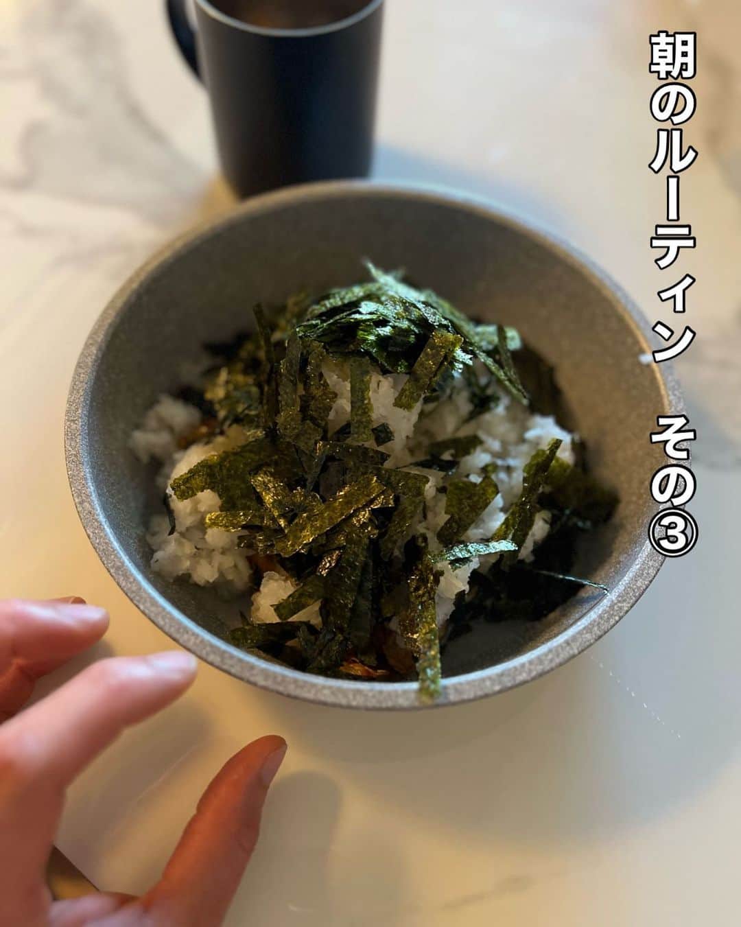 のインスタグラム：「🐟が埋もれるくらいの大根おろし。  現在、僕にとっての最強の整腸剤！  しかし大量過ぎてほぼ大根おろしの味しかしないので美味しくないです。全然オススメしません🙅‍♂️笑  ほんじゃ仕事行ってきまーす٩( 'ω' )و 【追記】 どんな食べ方ですか？と。僕はミツカンのカンタン純米酢をお好みで、最後の汁まで全部飲めればOKにしてます🙆‍♂️すりたての大根おろしを15分以内に食べる様にしてます。大根おろしで発生した重要な成分は15分超えると弱くなるらしいです、、結局は何が言いたいかというと、、僕の言ってる事なので信用しないでください笑 【追記】 あ、おはようございます🙋‍♂️」