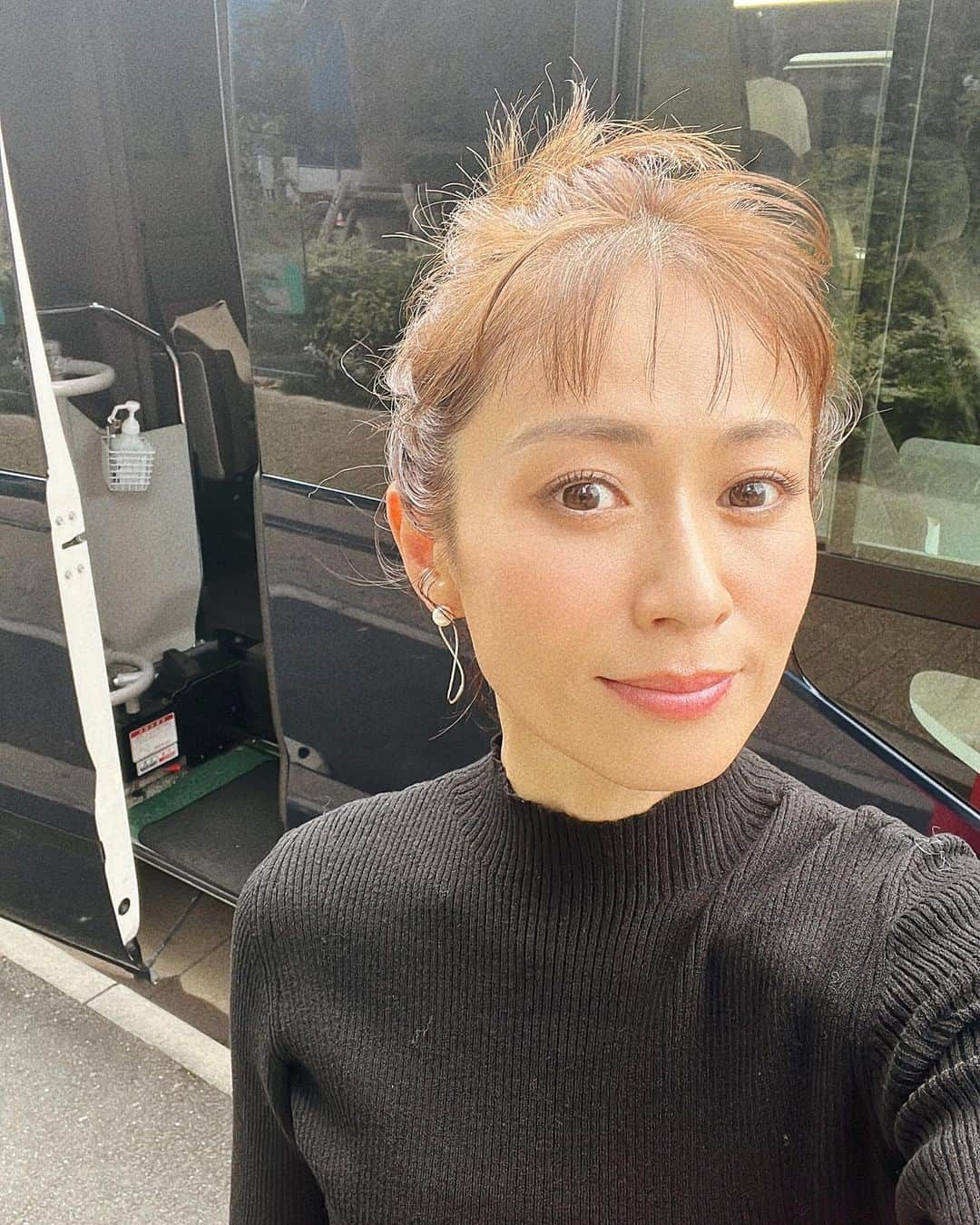 畑野ひろ子のインスタグラム：「昨日の撮影📷 こんなに高い位置でのアップヘアもできるようになりました😆 ロケバスの前で撮っていたら、編集の河合さんが映ってた😁」