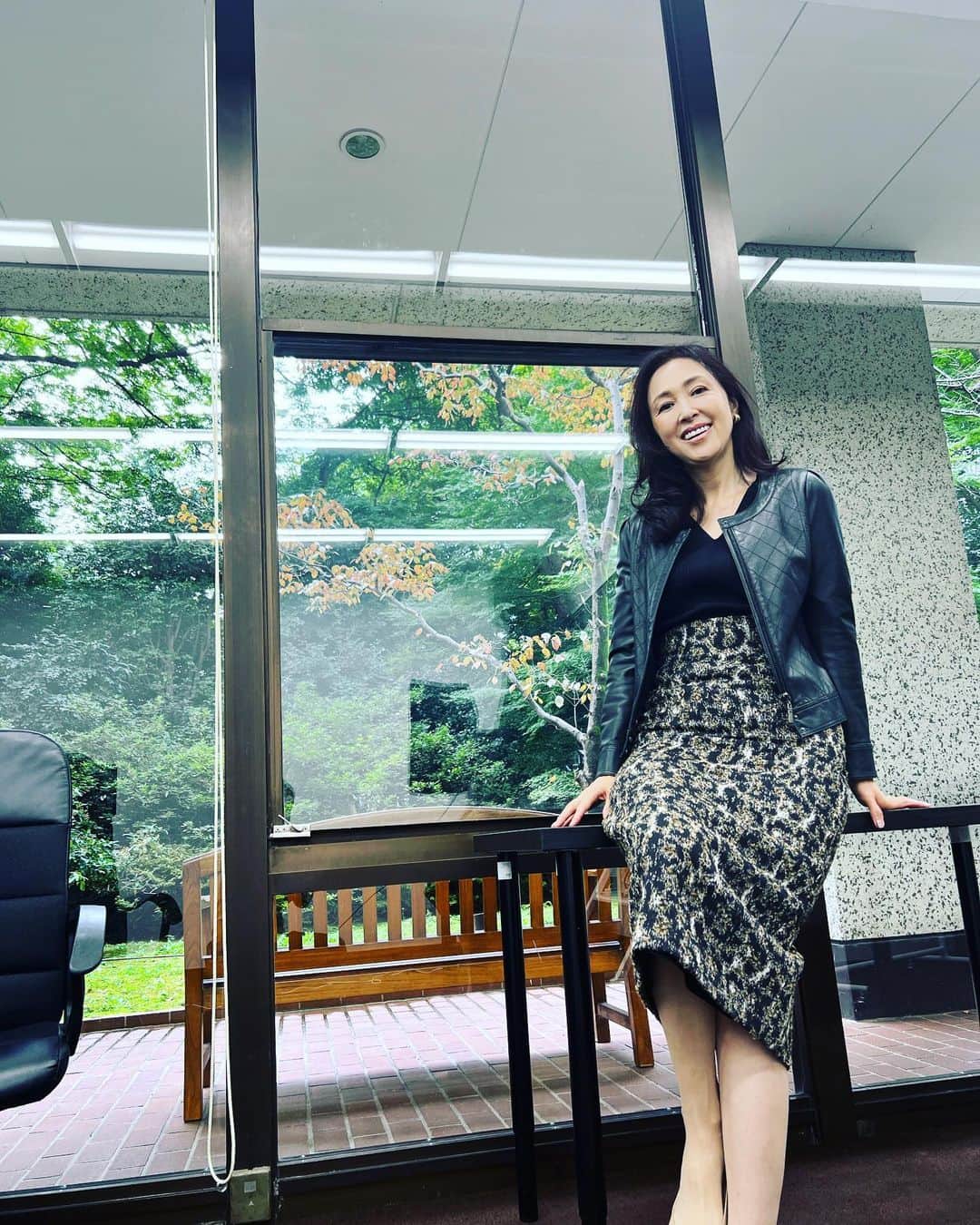 のインスタグラム：「お洋服はどこで買うの？とよくご質問いただきます。  ここ！というブランドはなくて、スキマ時間に立ち寄った駅ビルとかで買うことが多いです。 特に恵比寿アトレは良く行くかも  1度買うとずぅーっと着るタイプ このスカートも多分5〜6年は履いてる、笑  @yoko.fujita.official  @define_beauty_japan  @definebeautyjapan   #お買い物 #ファッション #スカートコーデ #秋コーデ #秋コーディネート #アラフィフ #アラフィフコーデ #アラフィフ女子 #fashionstyle #fashiongram #skirtlove」