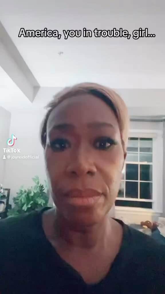 レスリー・ジョーンズのインスタグラム：「I mean like it’s 🤦🏾‍♀️🤦🏾‍♀️🤦🏾‍♀️🤦🏾‍♀️ like if somebody told me it was a skit I would still be like WHAT THE FUCK?! But it’s real life yall! What is scarier is he has a FUCKING AUDIENCE!! That’s agreeing to the most ridiculous shit just cause they want this country to be a certain way. They would WORSHIP A CLOWN!! I just can’t. I’m trying so hard to laugh but IM FUCKNG SCARE LMAOO!! What’s wrong with us?!」