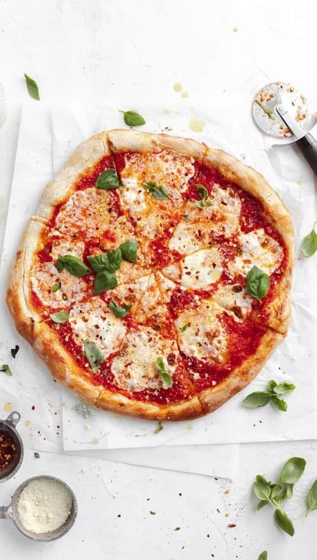 ケイラ・フィリップスのインスタグラム：「True definition of ‘we got food at the house’. 🤣🍕👩🏽‍🍳」
