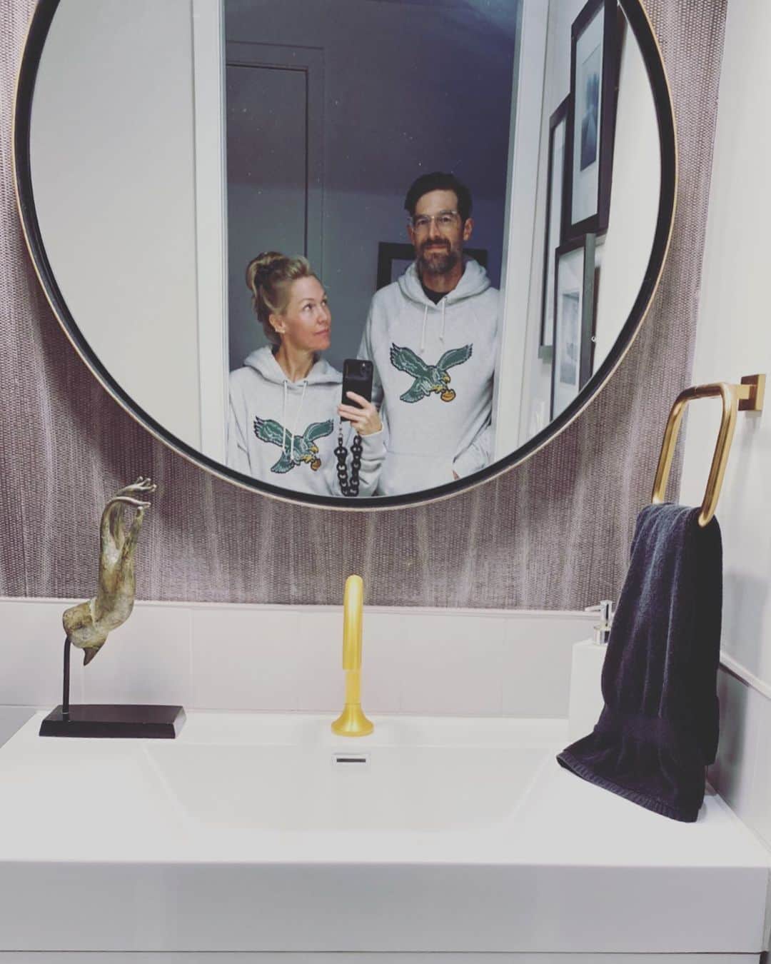 ジェニー・ガースのインスタグラム：「In honor of the nail-biter game today, we took a mirror selfie.  4-0 🤩#flyeaglesfly」
