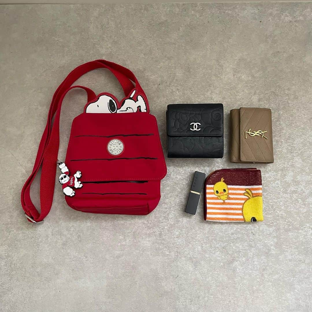 ayakonbubuさんのインスタグラム写真 - (ayakonbubuInstagram)「めっちゃ可愛くない？  PR @kipling_japan  #キプリング  PEANUTSとのコラボなの💕  汚れがつきにくいしゃりっとした生地感がいい！  私も使うし、可愛すぎて姉妹に取られそう😅✨  中のポケットも何個もあり、 必要なものは全部入った🙌  スヌーピーの犬小屋を意識した真っ赤なバッグ🎉 裏地も可愛い👍 キプリングのゴリラちゃん！  スヌーピーとお揃いのサングラスかけてるよ🕶️  #kipling #kiplinglivelight   #バッグ#bag#ポーチ#バッグの中身 #ポシェット#スヌーピー#ピーナッツ #子供服 #子供のいる暮らし  #スヌーピーグッズ #コラボ #コラボ商品」10月2日 8時22分 - ayakonbubu