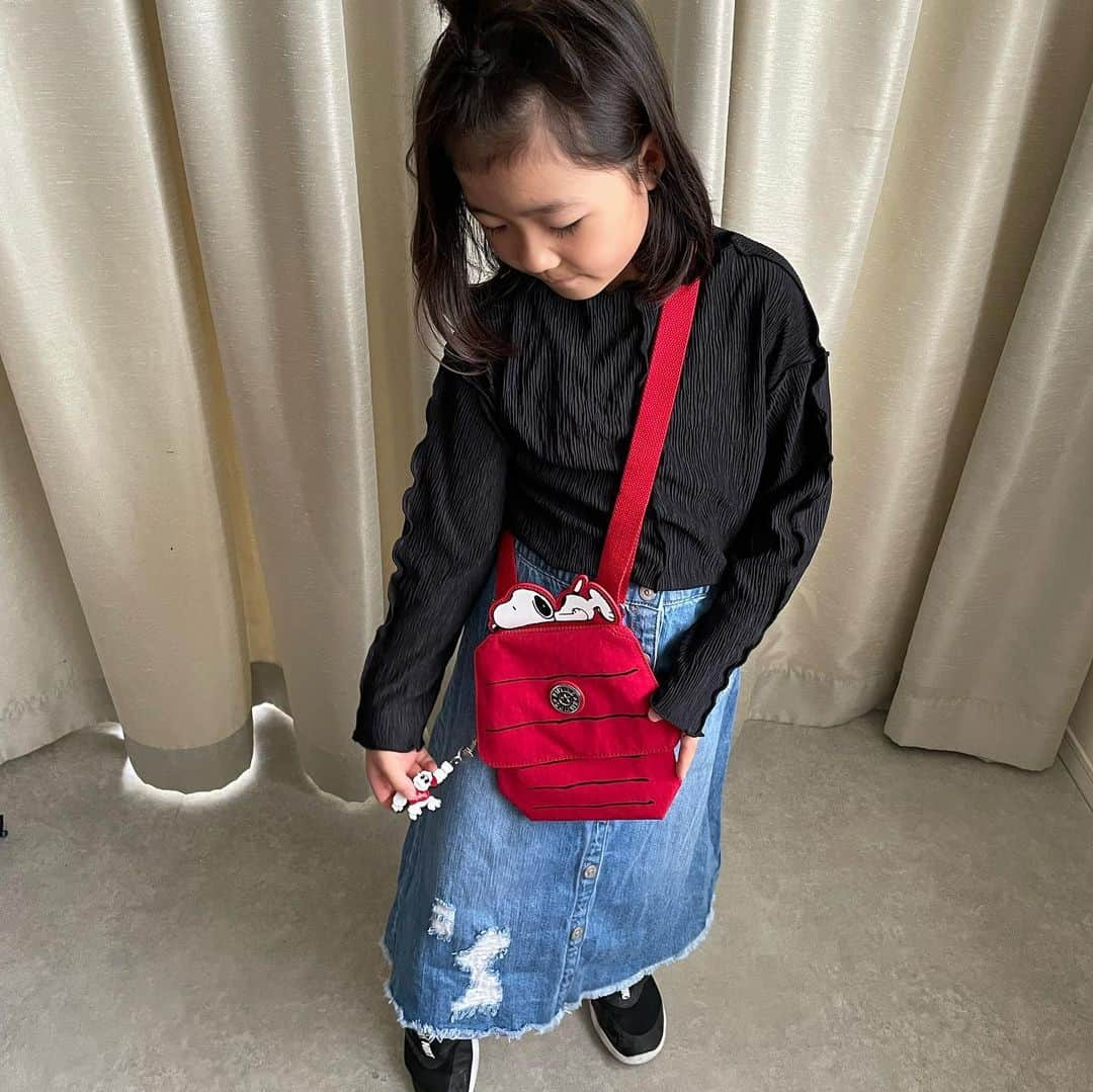 ayakonbubuさんのインスタグラム写真 - (ayakonbubuInstagram)「めっちゃ可愛くない？  PR @kipling_japan  #キプリング  PEANUTSとのコラボなの💕  汚れがつきにくいしゃりっとした生地感がいい！  私も使うし、可愛すぎて姉妹に取られそう😅✨  中のポケットも何個もあり、 必要なものは全部入った🙌  スヌーピーの犬小屋を意識した真っ赤なバッグ🎉 裏地も可愛い👍 キプリングのゴリラちゃん！  スヌーピーとお揃いのサングラスかけてるよ🕶️  #kipling #kiplinglivelight   #バッグ#bag#ポーチ#バッグの中身 #ポシェット#スヌーピー#ピーナッツ #子供服 #子供のいる暮らし  #スヌーピーグッズ #コラボ #コラボ商品」10月2日 8時22分 - ayakonbubu