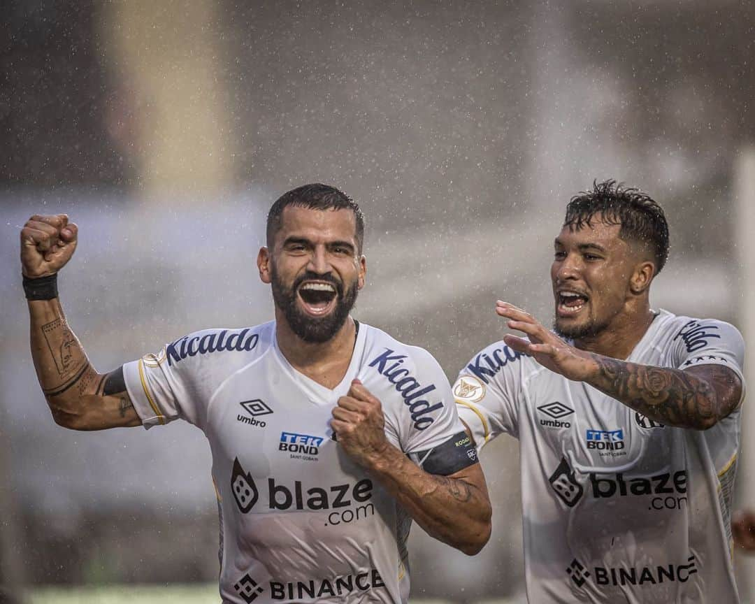 トマス・リンコンさんのインスタグラム写真 - (トマス・リンコンInstagram)「Full-time Santos vs Vasco 4-1 ⚪️⚫️  Un Día que jamas voy a olvidar Gracias Dios 🙏🏼 GRATITUD. 🫡 Vamos peixao 🐳 🤜🏼🤛🏼」10月2日 8時20分 - tomasrincon8