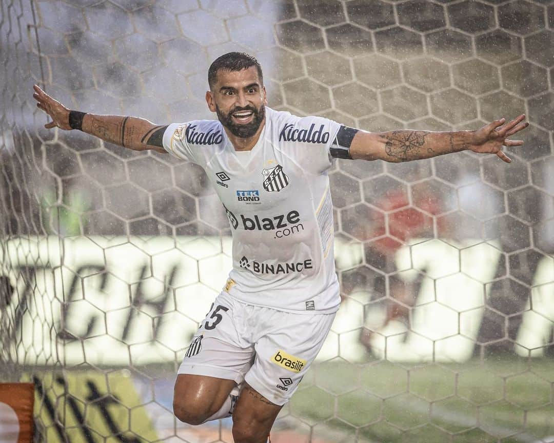 トマス・リンコンのインスタグラム：「Full-time Santos vs Vasco 4-1 ⚪️⚫️  Un Día que jamas voy a olvidar Gracias Dios 🙏🏼 GRATITUD. 🫡 Vamos peixao 🐳 🤜🏼🤛🏼」