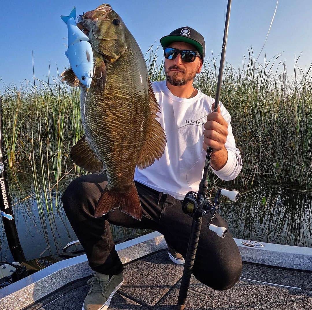 Electric_Fishingのインスタグラム：「It’s always fun watching them as they hammer the big bait.  See Them Before They See You!  #ElectricFishing #PolarizedFishing #StyleThatPerforms #ElectricFishing」