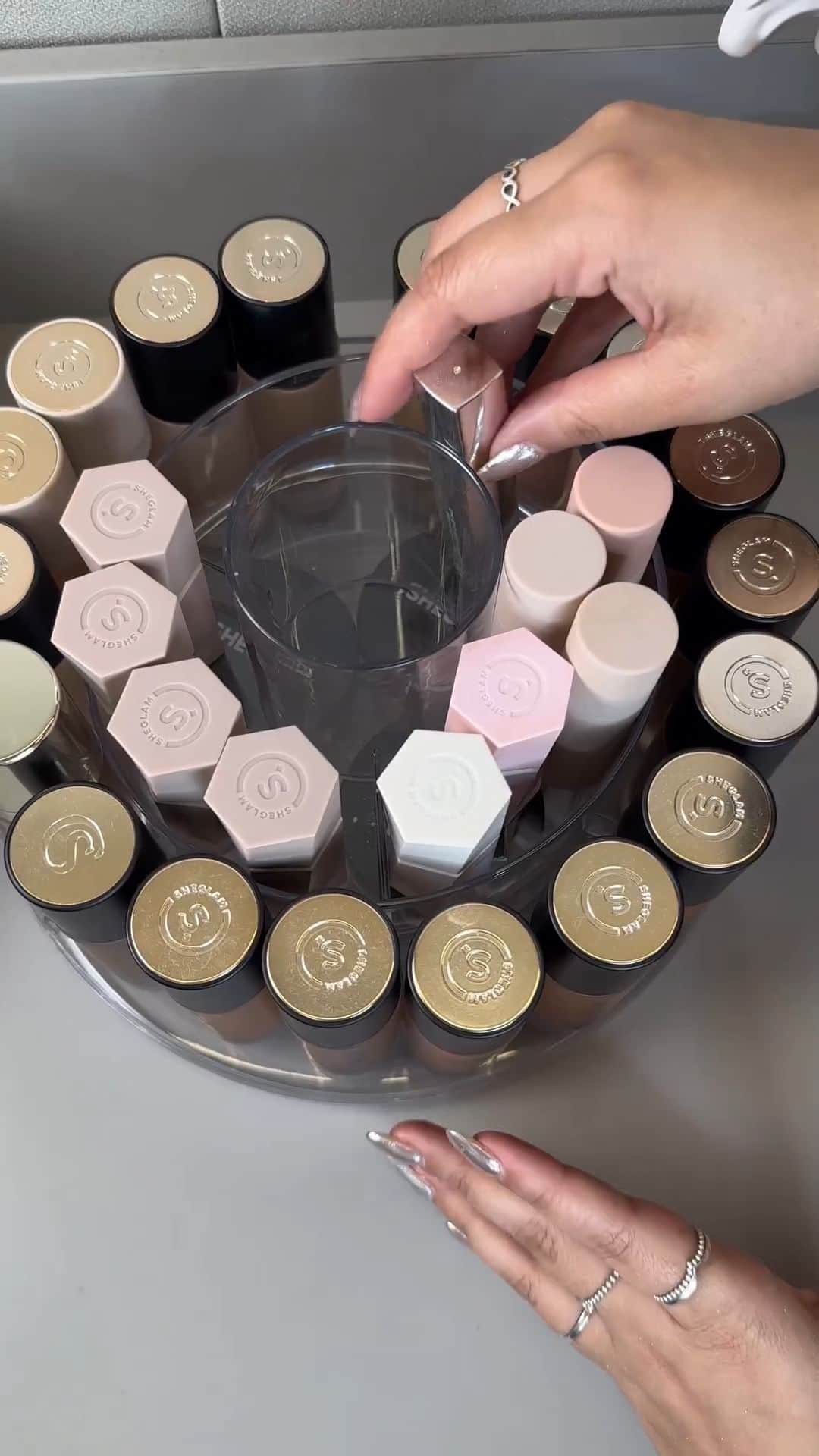 SHEINのインスタグラム：「Let's take that glam rotation literally with our multi-tier organizer and @sheglam_official makeup must-haves 💄💋 @sheinbrasil  🔎 15547892  2845475  #SHEIN #SHEINforAll #SHEINstyle #fashion #chic #saveinstyle」