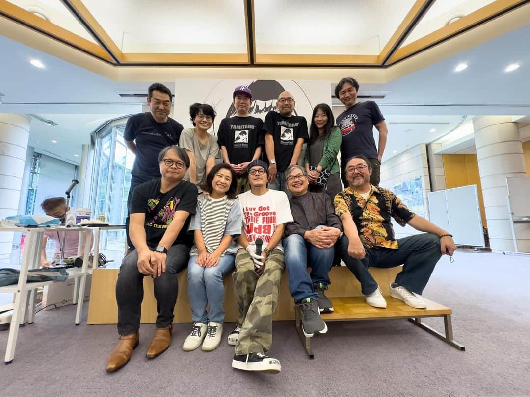 江口寿史のインスタグラム：「開幕2日め。ライブドローイングも2日め。ベタ塗りを手伝ってくれた会場の皆さんありがとうございました！楽しかったねえ。今日は完成までには至らなかったけど、完成したらまた見に来てね。ありがとう。おやすみ。  Photo：ジョージ(@george_ojisan)」