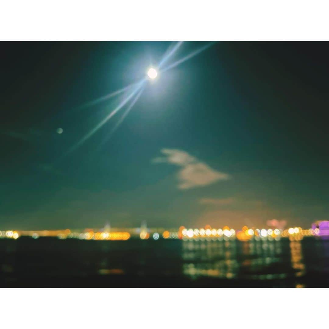 おかゆさんのインスタグラム写真 - (おかゆInstagram)「🎼🐶🎑🎶🎸💫🌈  眩しい位に明るく柔らかい光は 夜空に浮かんだ #中秋の名月 🎑  綺麗な満月を眺めに来ていたうさぎも…🐇☁️  #十五夜 #お月見 #うさぎ雲 #harvestmoon #moon」10月1日 23時30分 - okayu_dayu