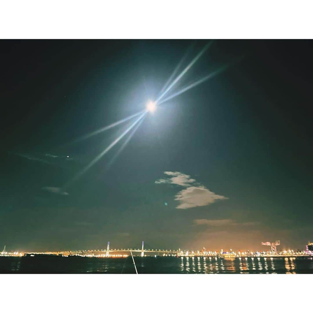 おかゆさんのインスタグラム写真 - (おかゆInstagram)「🎼🐶🎑🎶🎸💫🌈  眩しい位に明るく柔らかい光は 夜空に浮かんだ #中秋の名月 🎑  綺麗な満月を眺めに来ていたうさぎも…🐇☁️  #十五夜 #お月見 #うさぎ雲 #harvestmoon #moon」10月1日 23時30分 - okayu_dayu