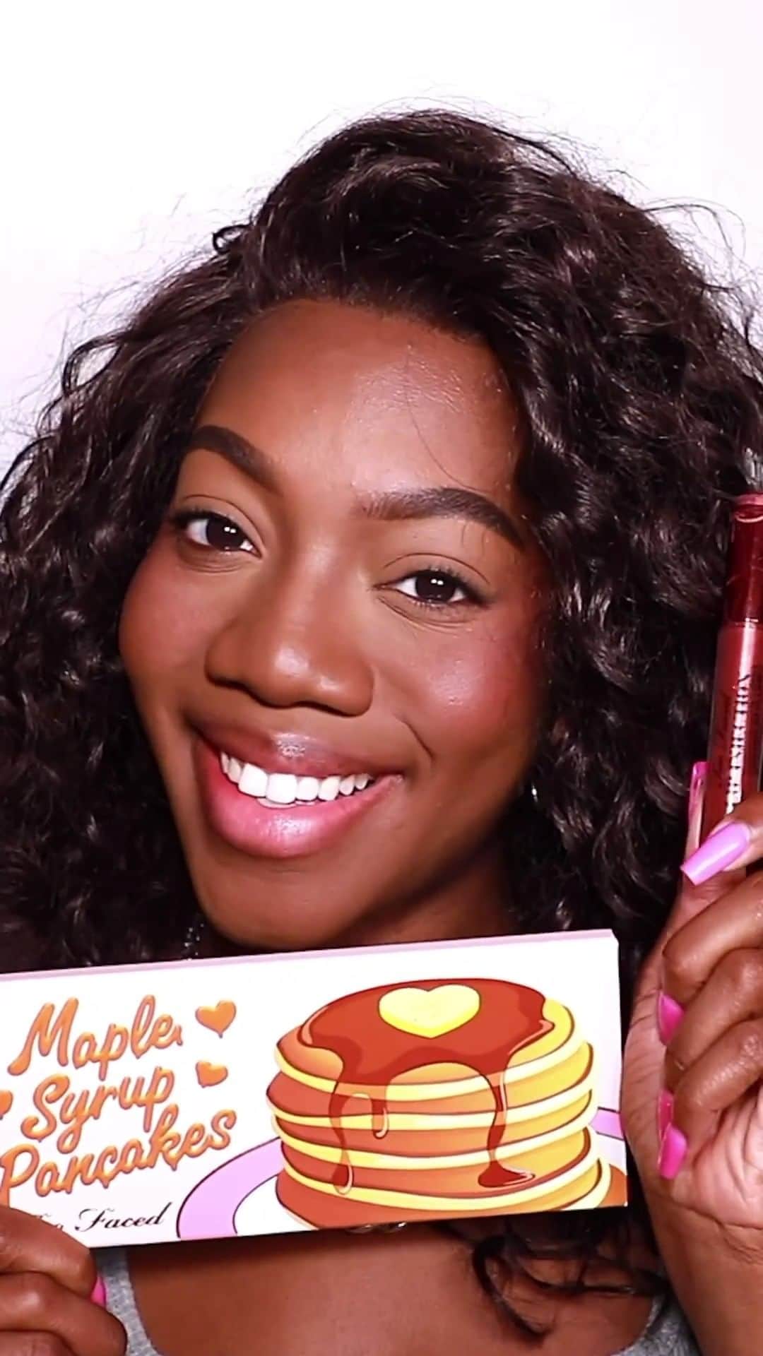 Too Facedのインスタグラム：「Get the ✨🥞 Maple Syrup Pancakes Look 🥞✨with @safai305 💖 She wears the shades Hazel-Nuts, Haute Cake, A La Mode, and Sleepin' In and tops off her look with our Lip Injection Maximum Plump shade Maple Syrup Pancakes! #regram #toofaced #tfcrueltyfree」